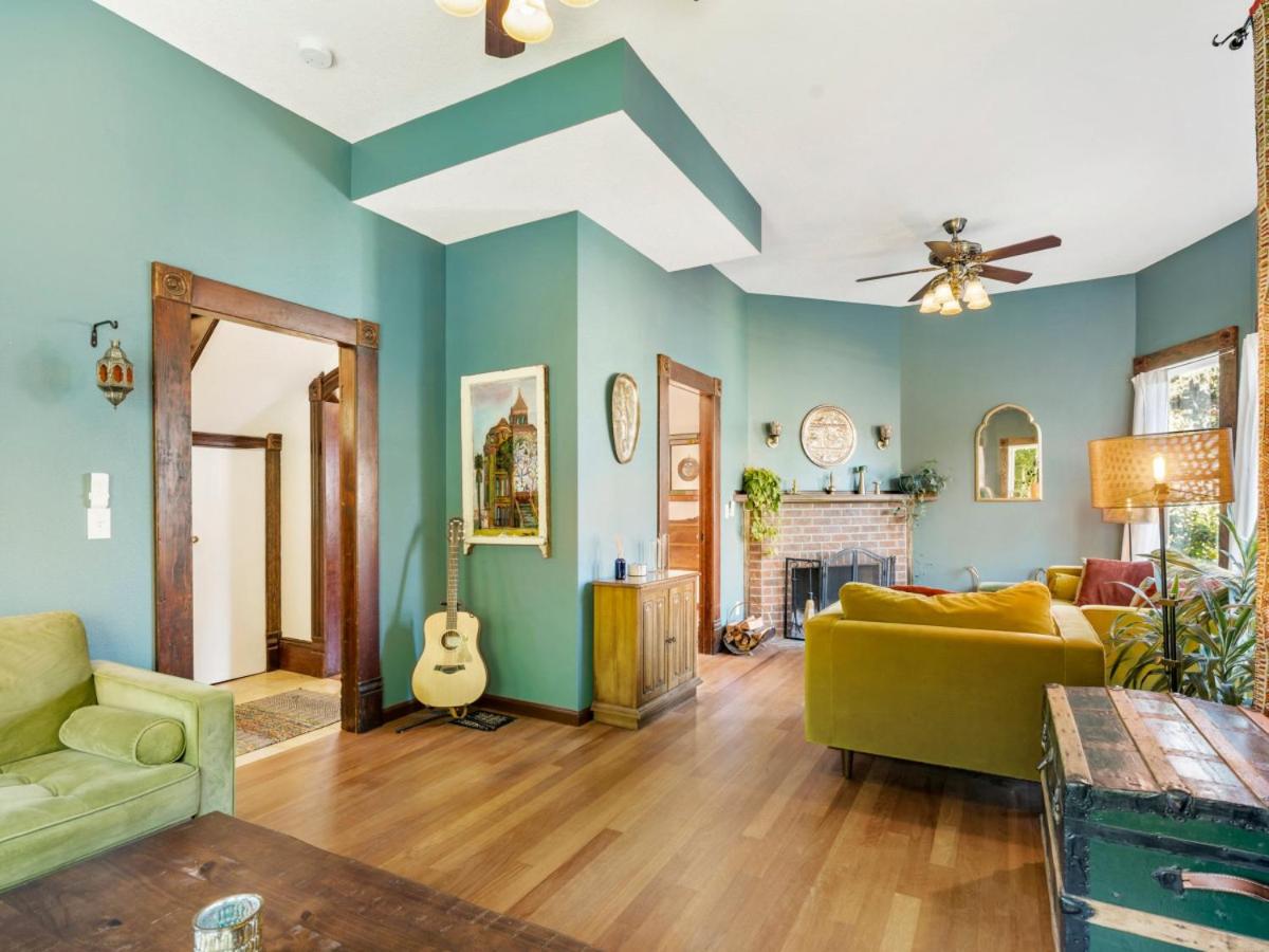 Victorian Painted Lady with Fireplace, Hot Tub and pizza oven view 4