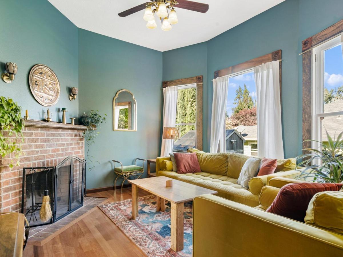 Victorian Painted Lady with Fireplace, Hot Tub and pizza oven view 5