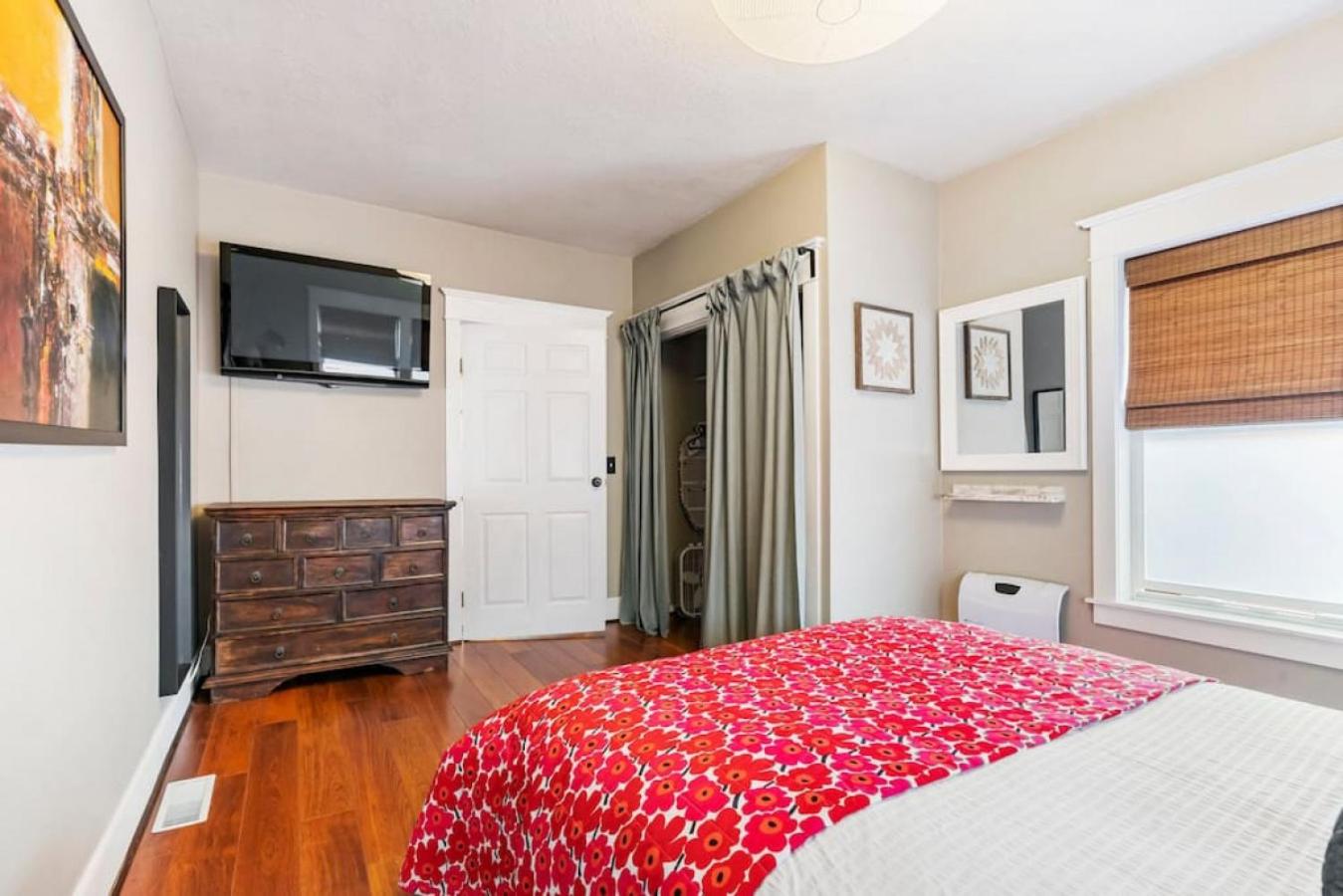 Dazzling 3bd, 2ba Home with Private Deck near Alberta view 3
