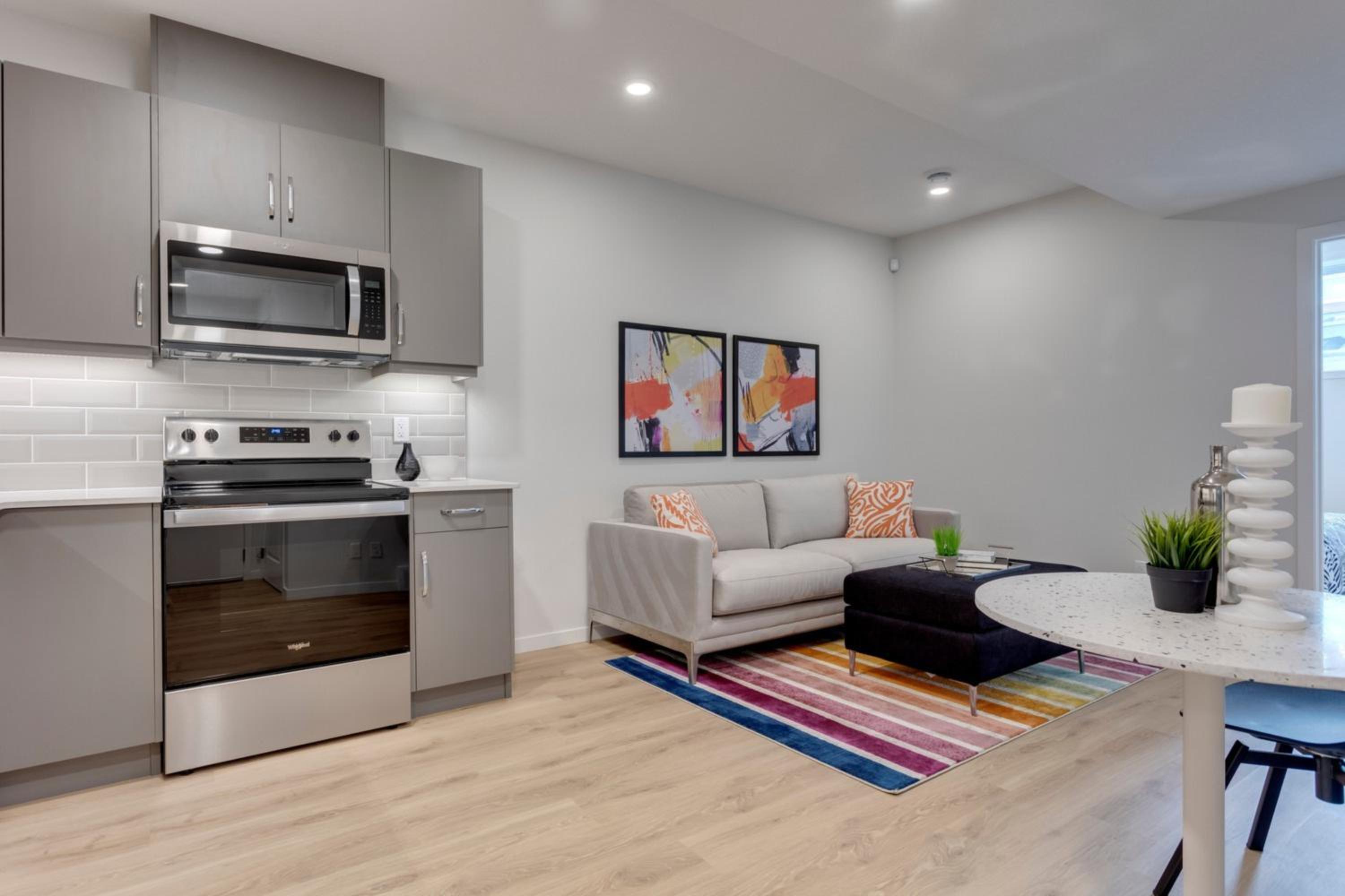 Spacious Modern Suite With Full Entertainment