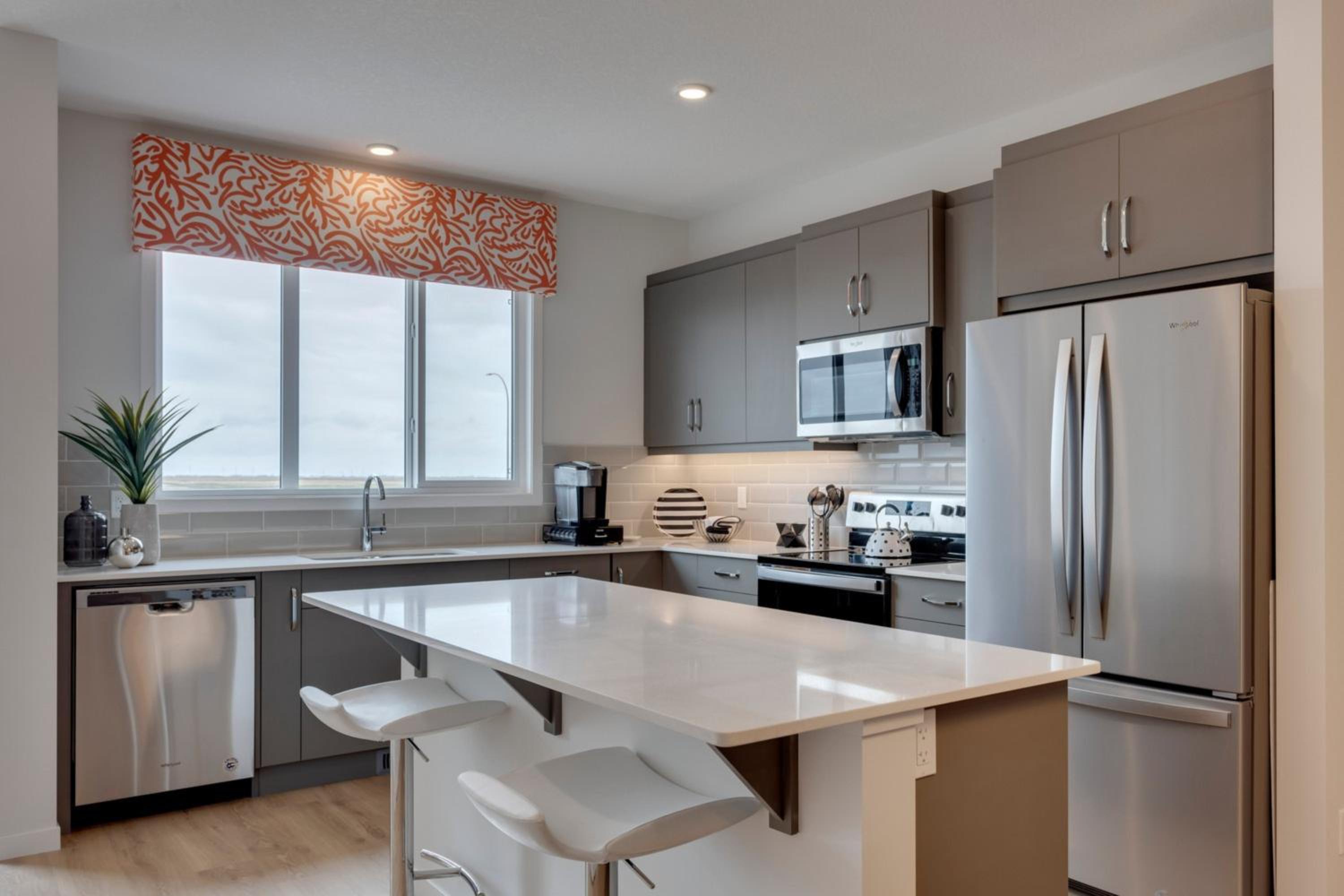 Spacious Modern Home With King Bed & Office