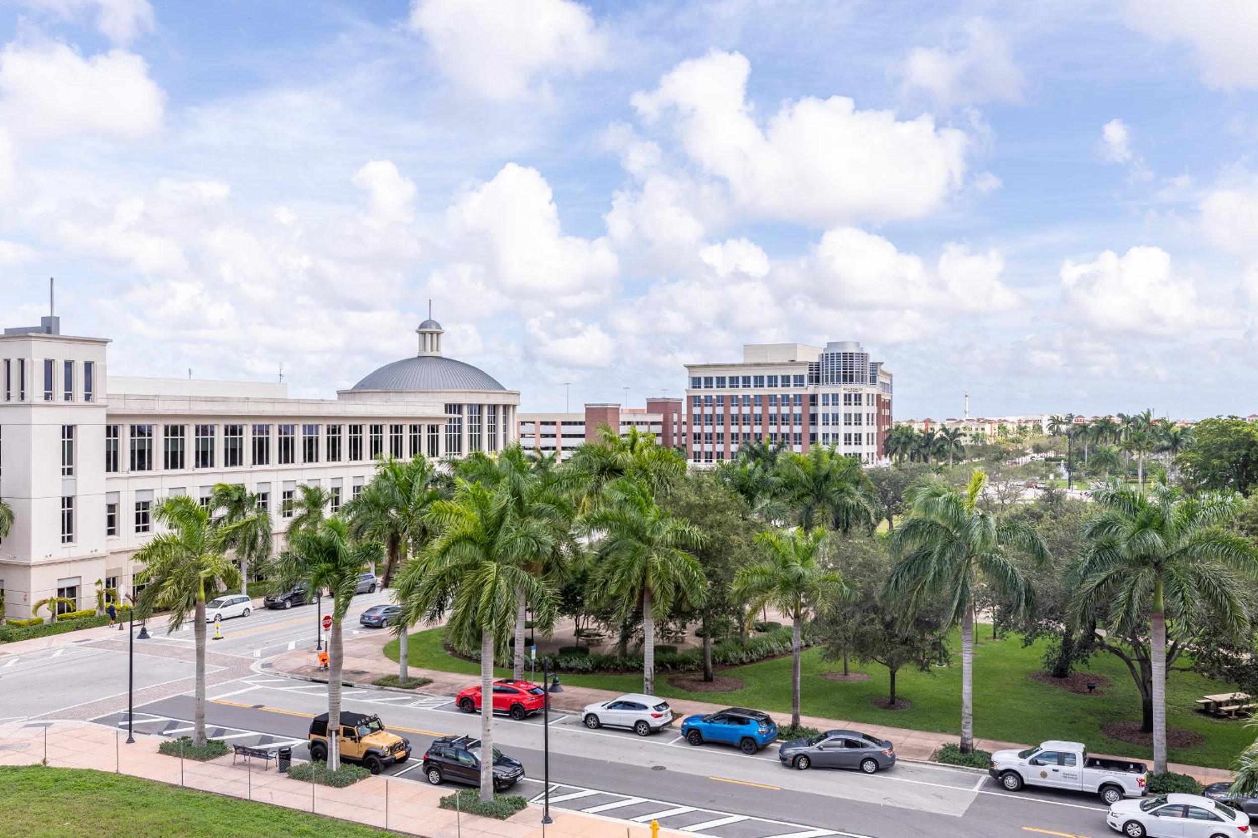 Hotel Unique suite in the heart of Downtown Doral - Image 1