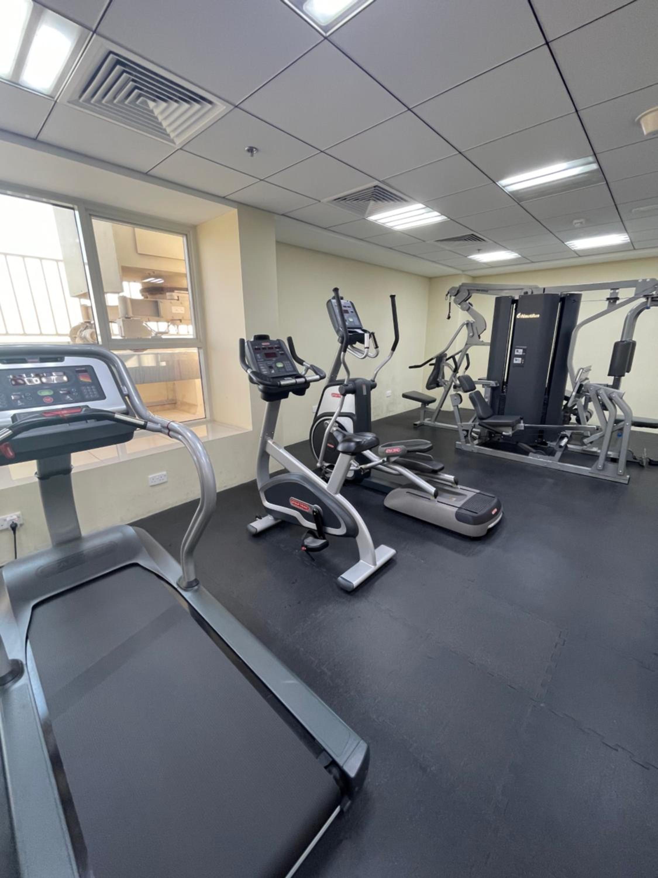 Big studio, Dubai SportCity, parking included