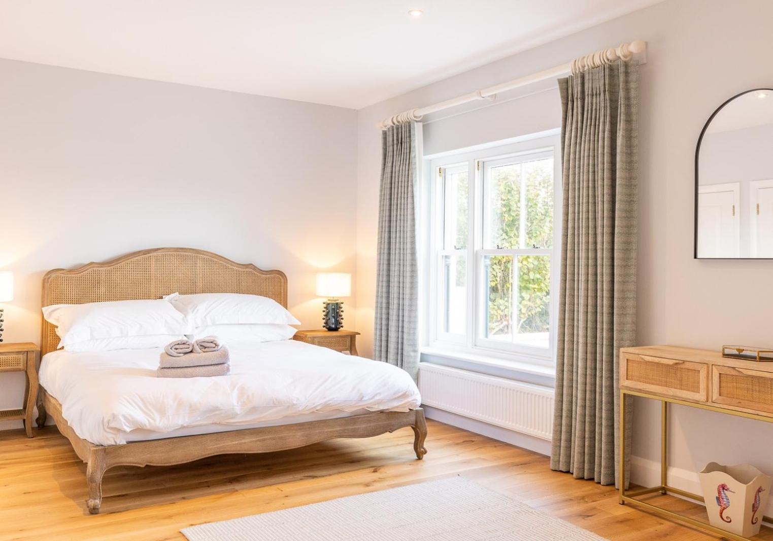 Golwg y Lan - A stunning home for 10 with sea views view 3
