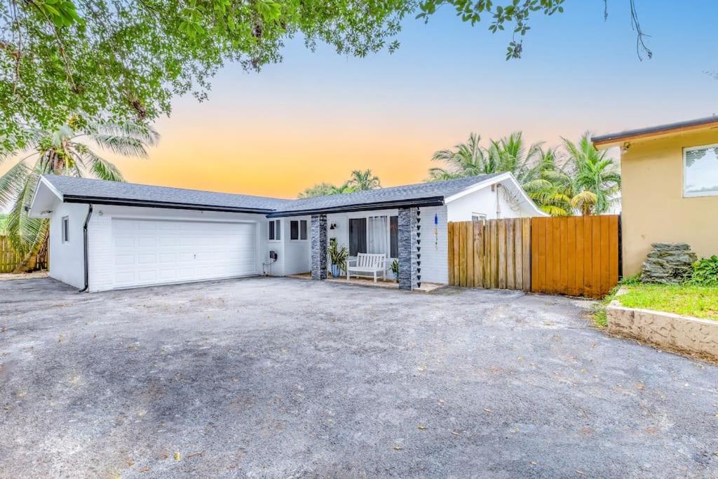 Casa Tropicana - Heated Pool, Game Room & Mins from beach view 4