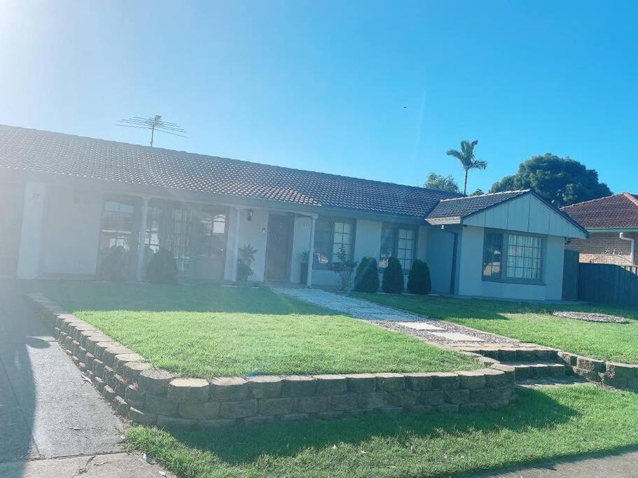 Hotel 4 Br House - Walk To Station & Nepean Hospital