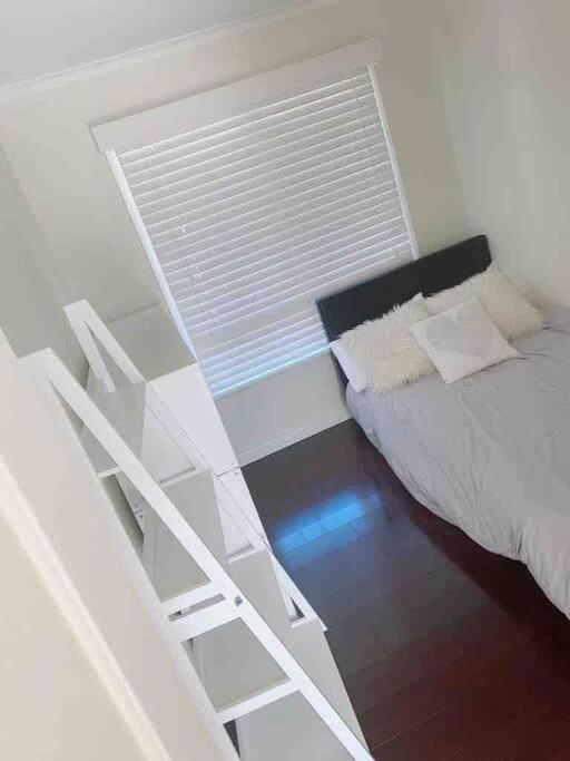 4 BR House - Walk to Station & Nepean Hospital