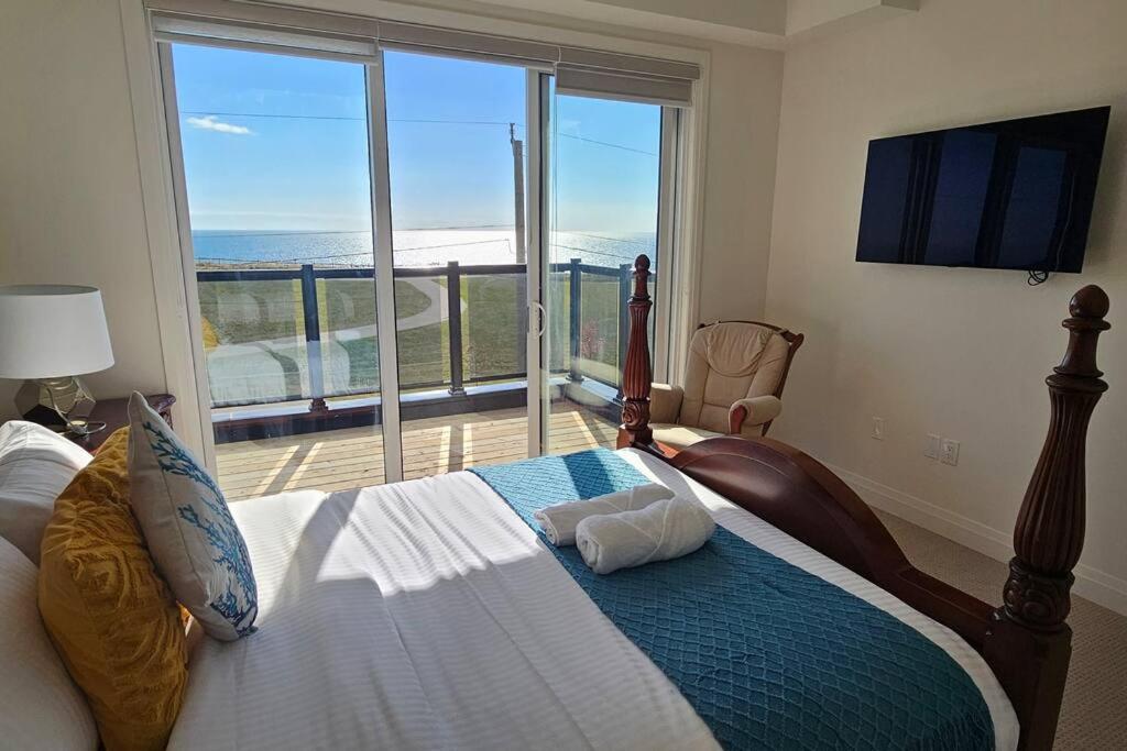 Lakehouse with Rooftop View - Long-Term Only