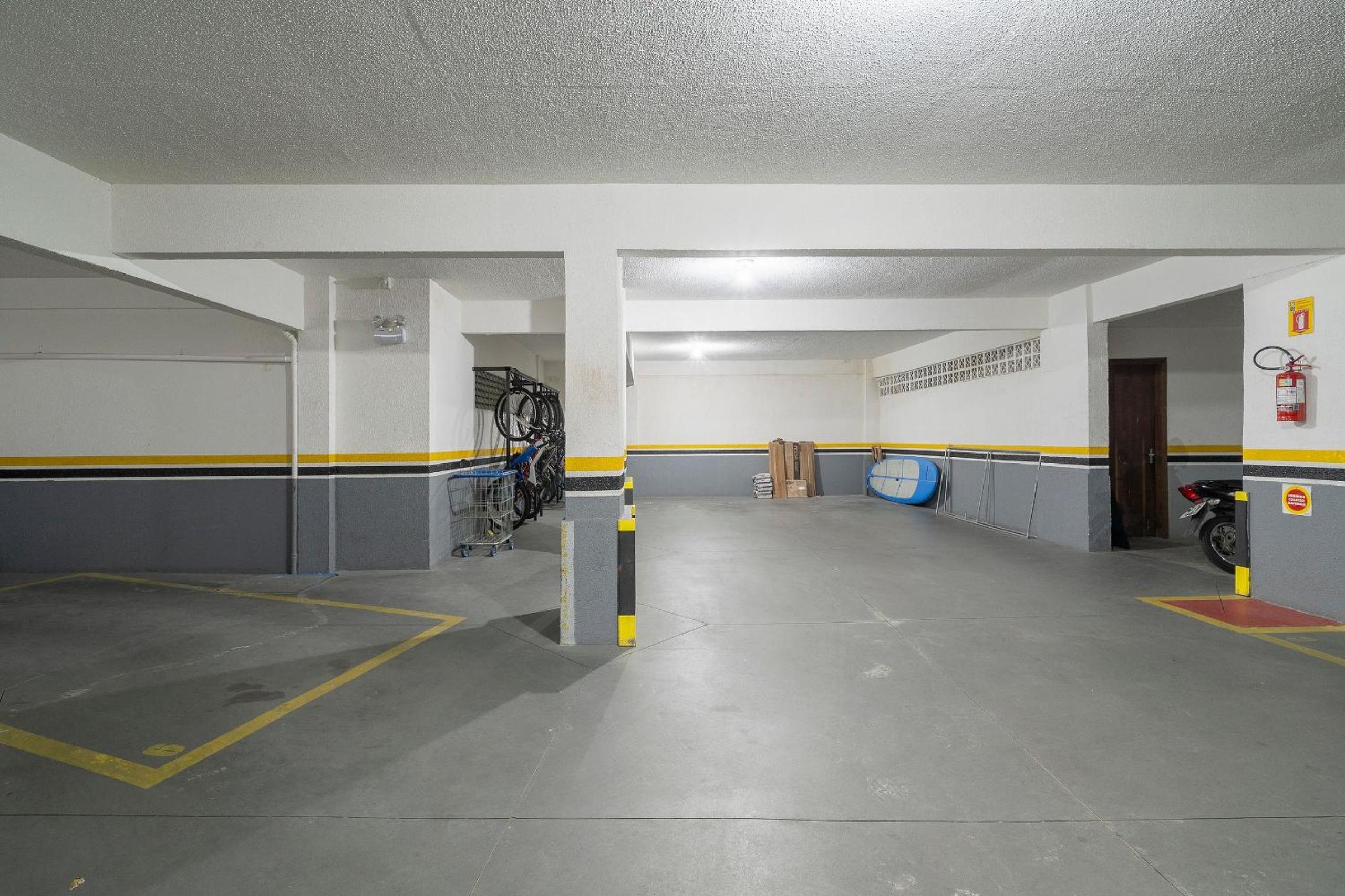 Apt 1 block from beach in BC great location CEP093