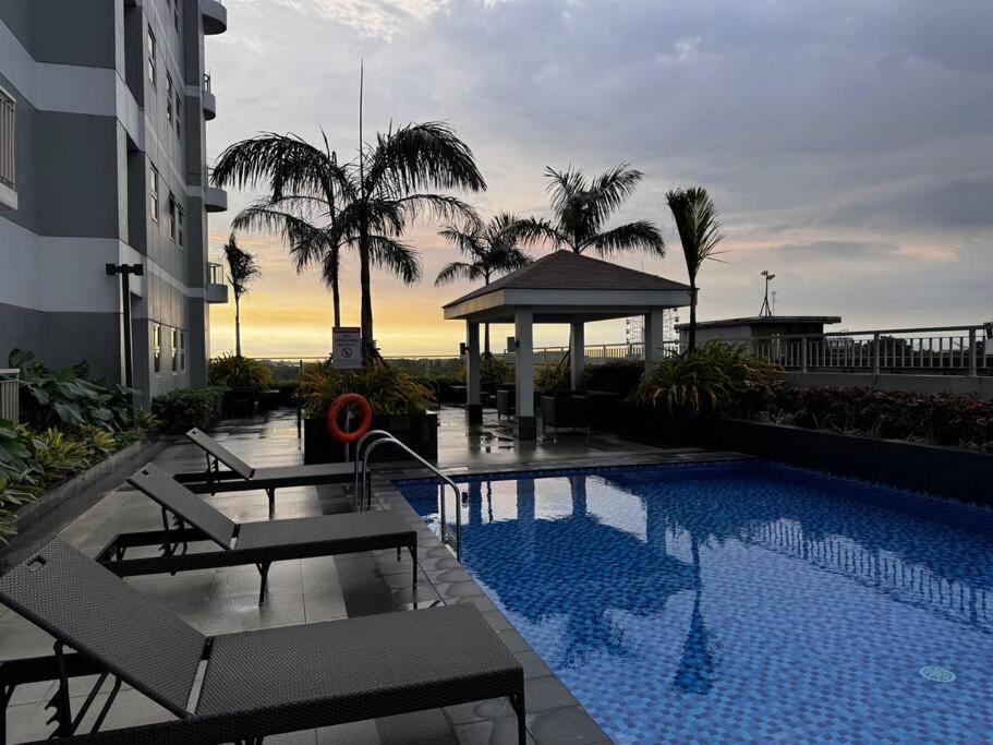 Penthouse Lvl Luxury Cndo Nr MOA