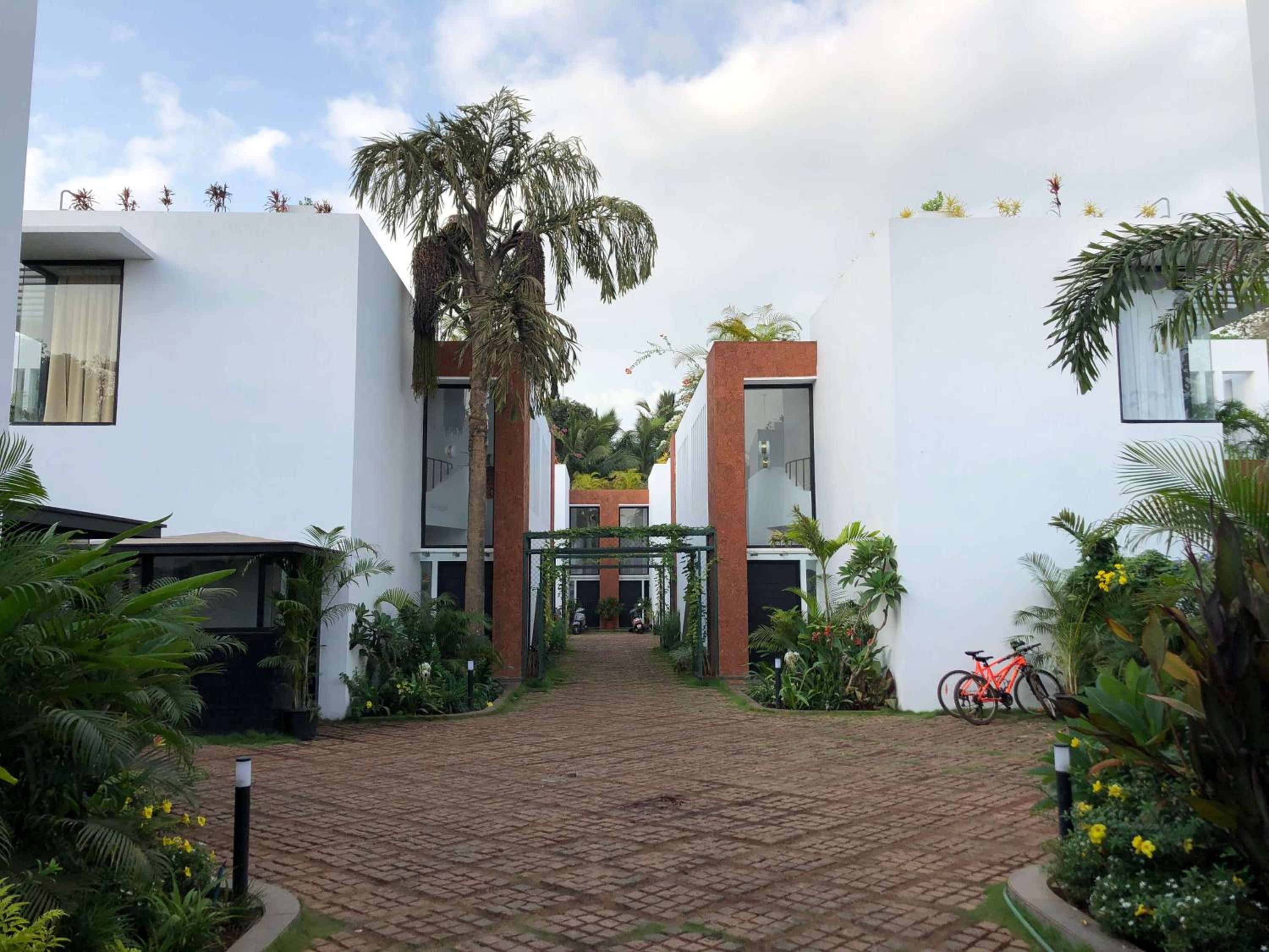 La Viola, 3BHK Villa with rooftop Jacuzzi, close to Anjuna & Vagator Beach with Private Pool, Kitchen, Terrace