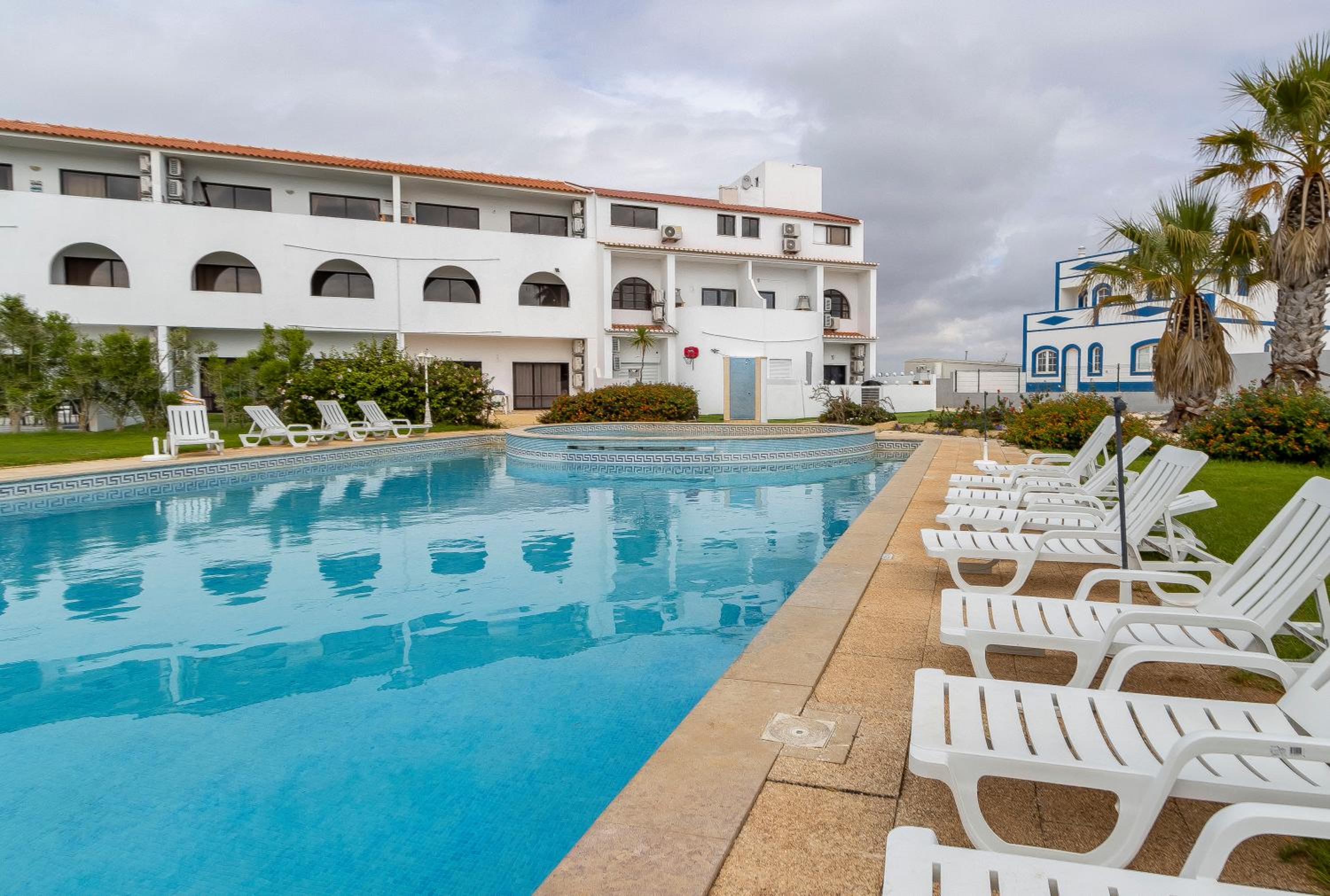 3 Minutes TO THE BEACH, 2 BEDROOM AMAZING APT WITH BALCONY, BBQ GRILL AND POOL view 5