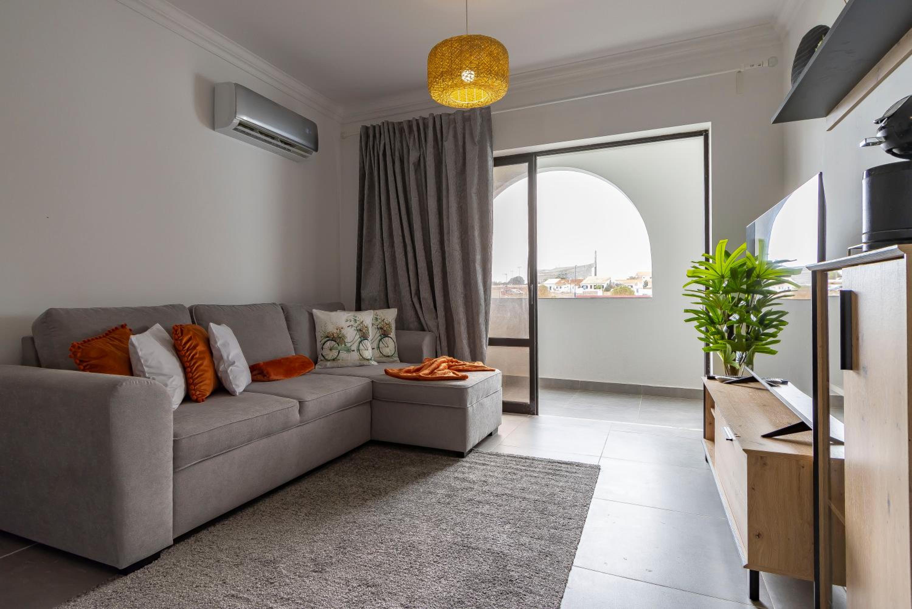3 Minutes TO THE BEACH, 2 BEDROOM AMAZING APT WITH BALCONY, BBQ GRILL AND POOL view 4