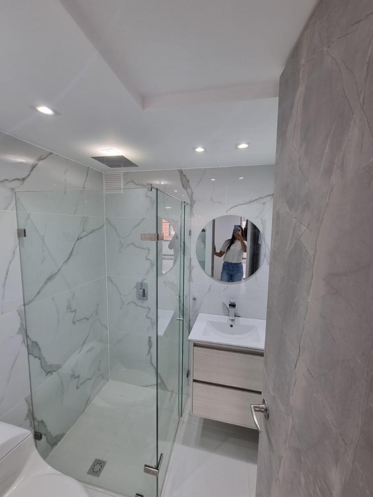 2-minutes walk away from La 70 Laureles.