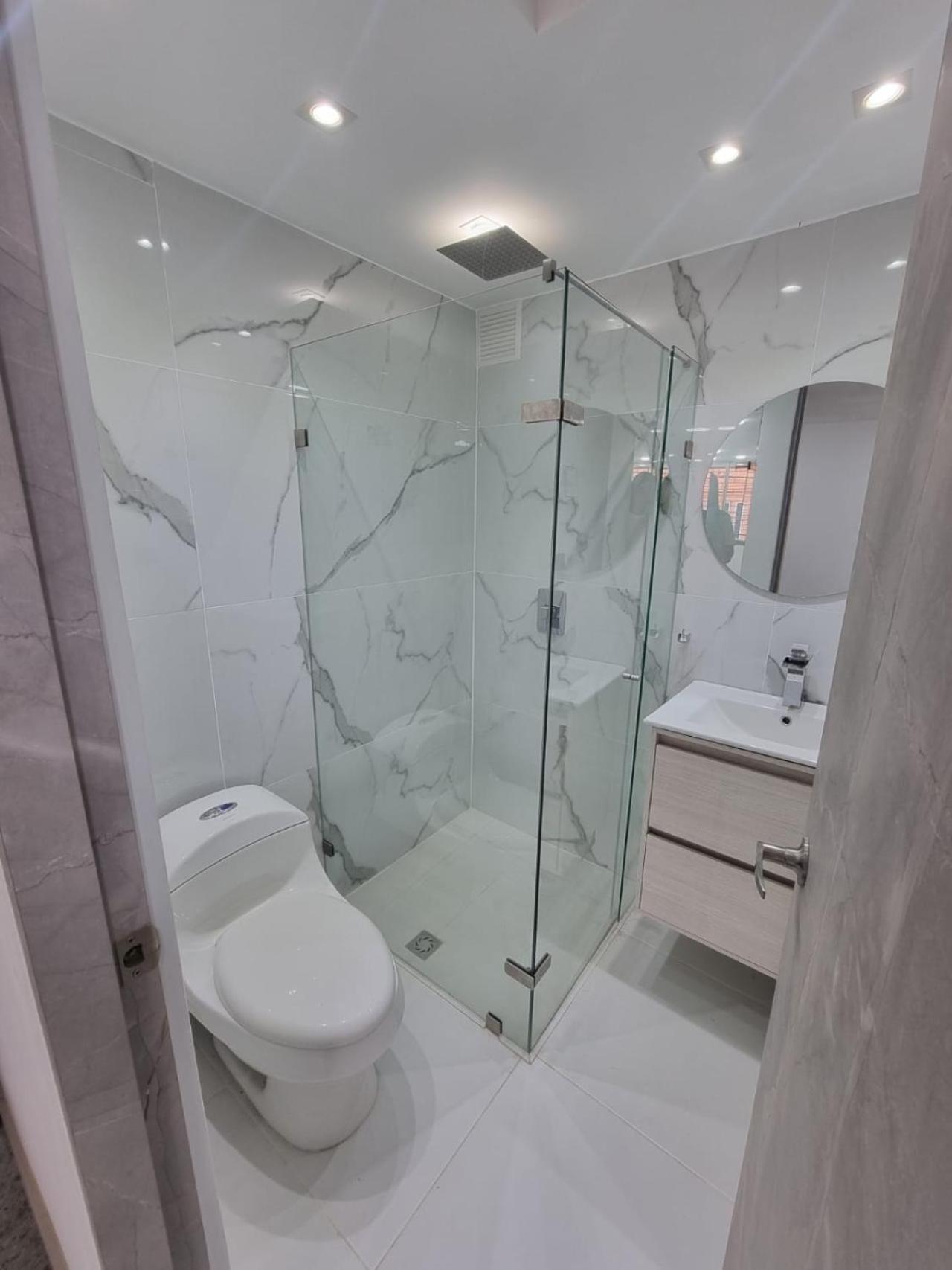 2-minutes walk away from La 70 Laureles.