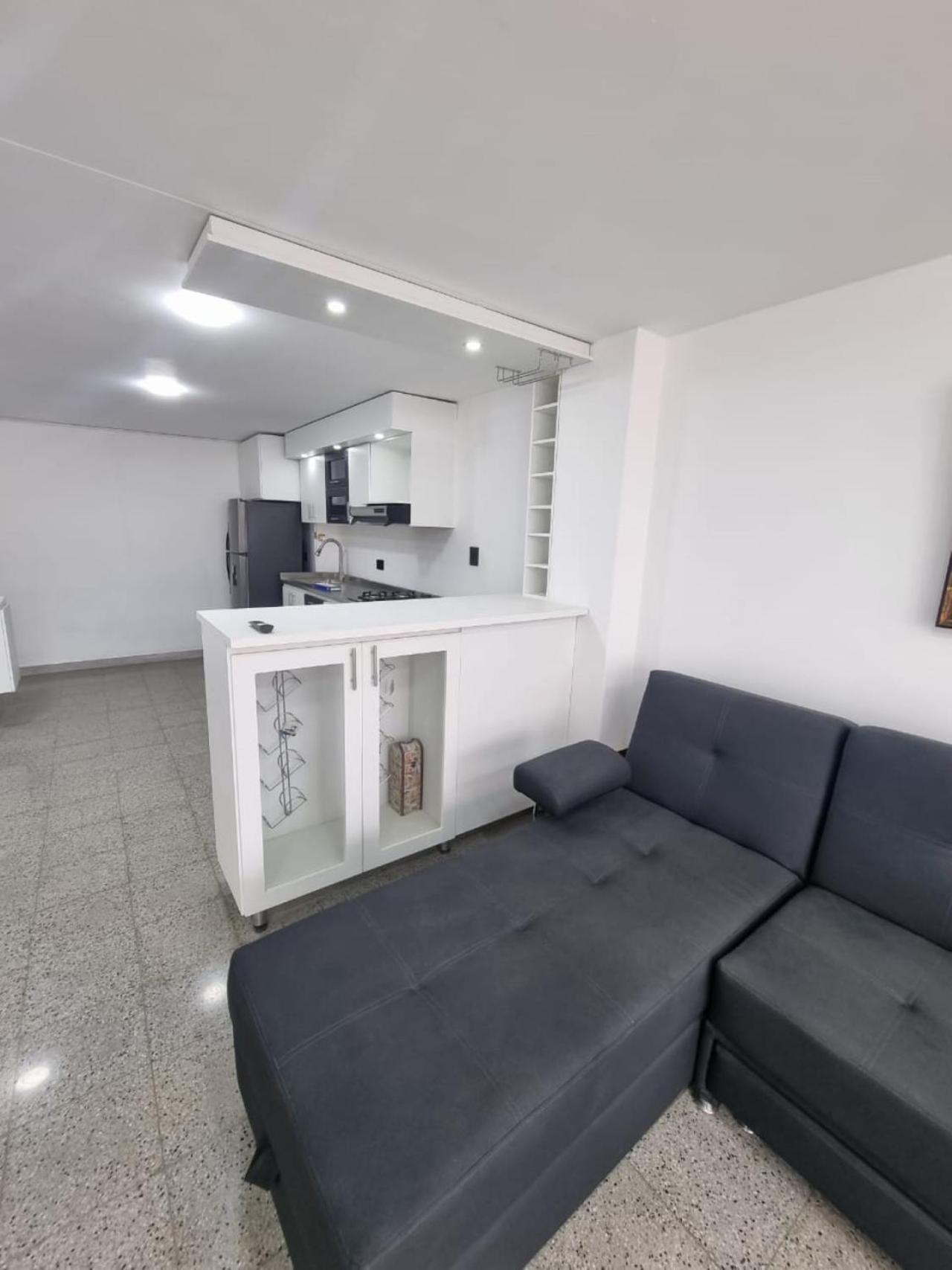 2-minutes walk away from La 70 Laureles.
