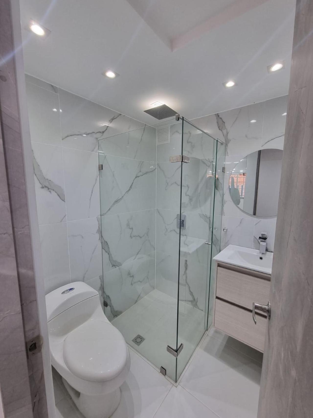 2-minutes walk away from La 70 Laureles.