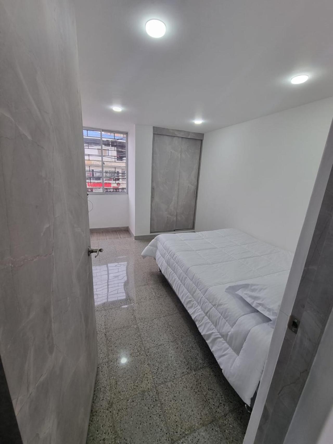 2-minutes walk away from La 70 Laureles.