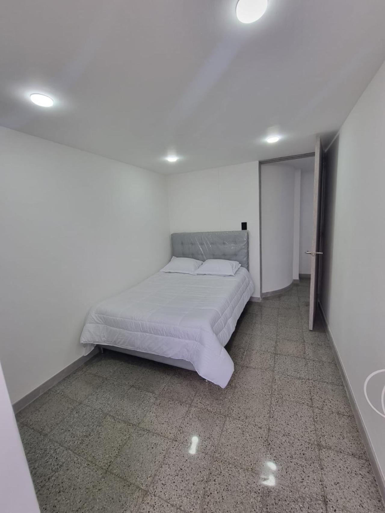 2-minutes walk away from La 70 Laureles.