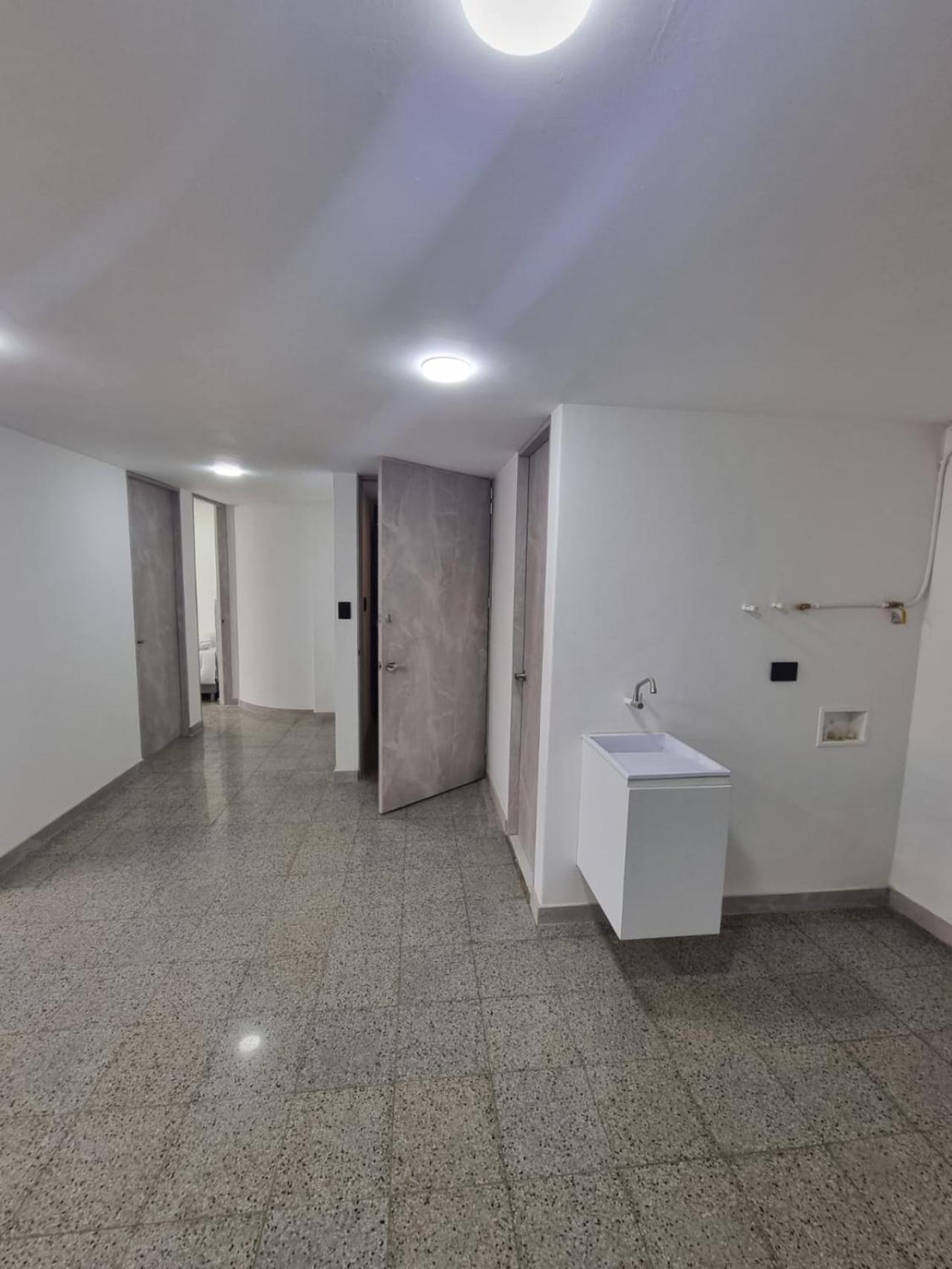 2-minutes walk away from La 70 Laureles.
