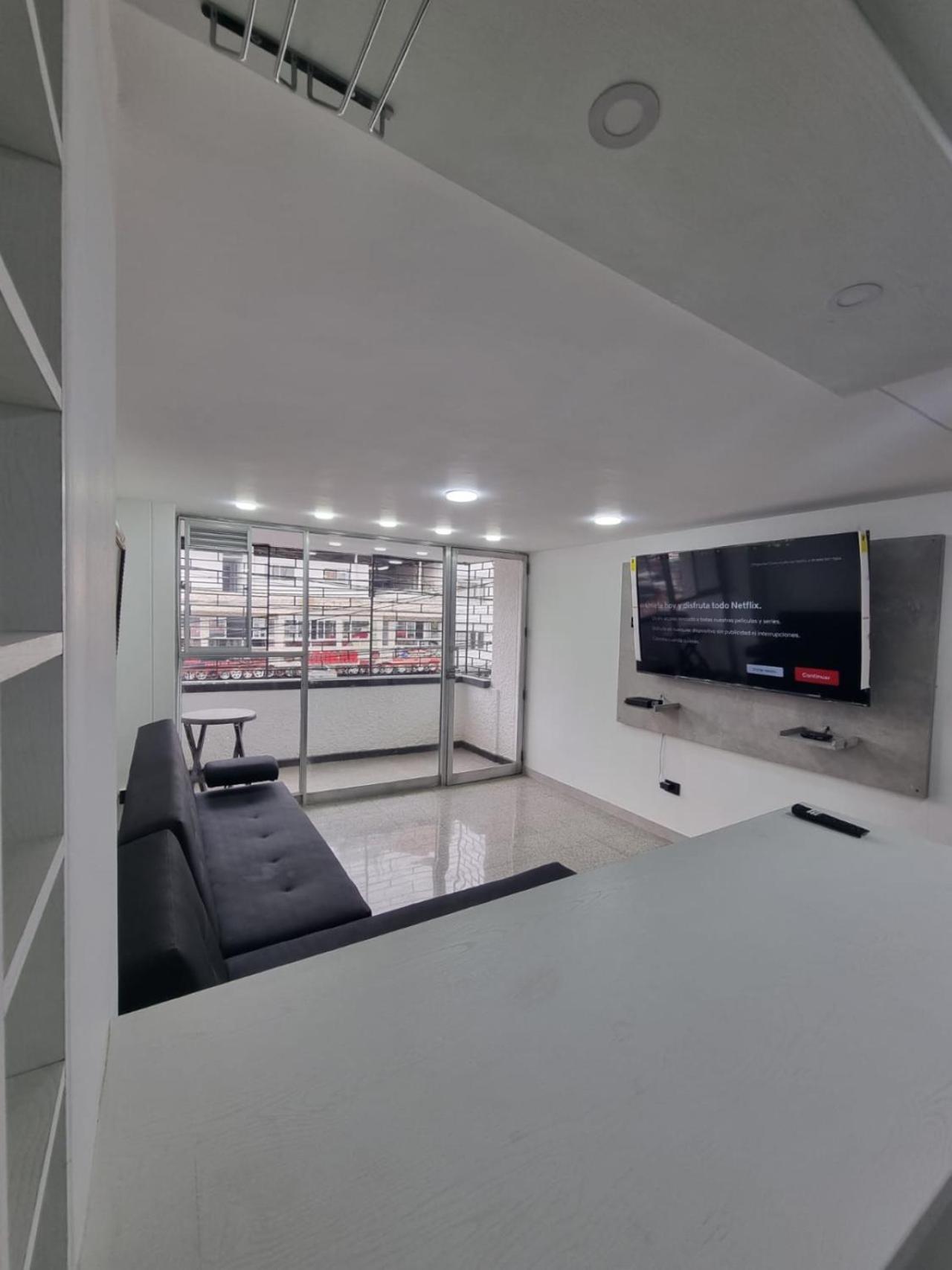 2-minutes walk away from La 70 Laureles.