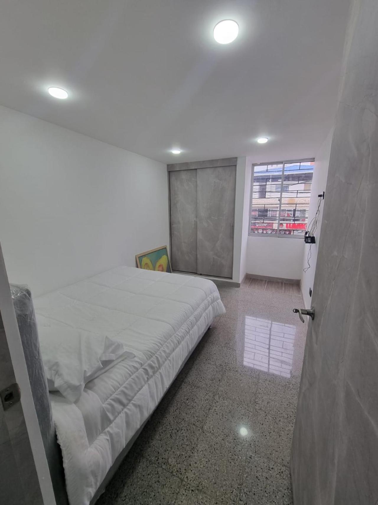 2-minutes walk away from La 70 Laureles.