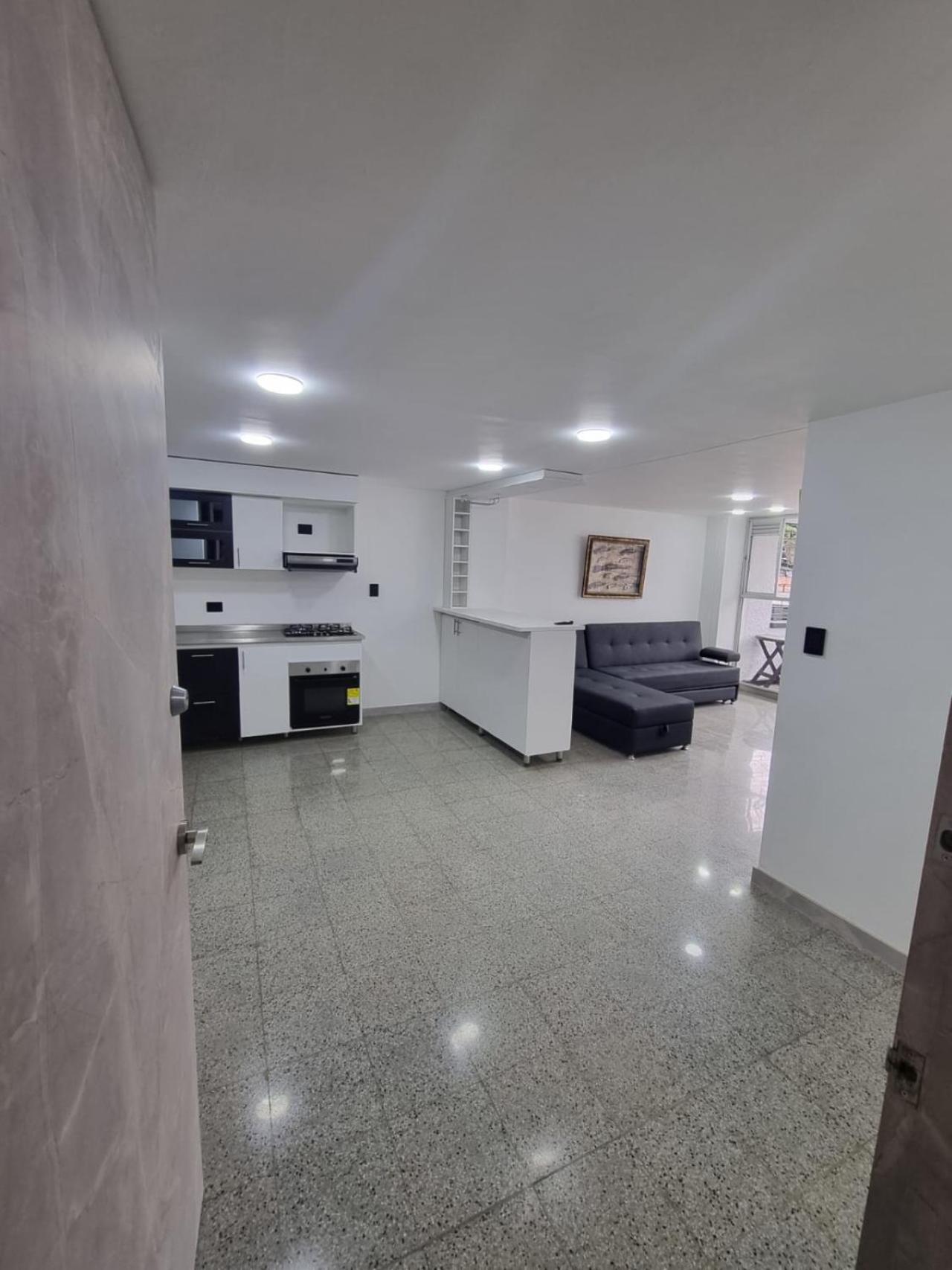 2-minutes walk away from La 70 Laureles.