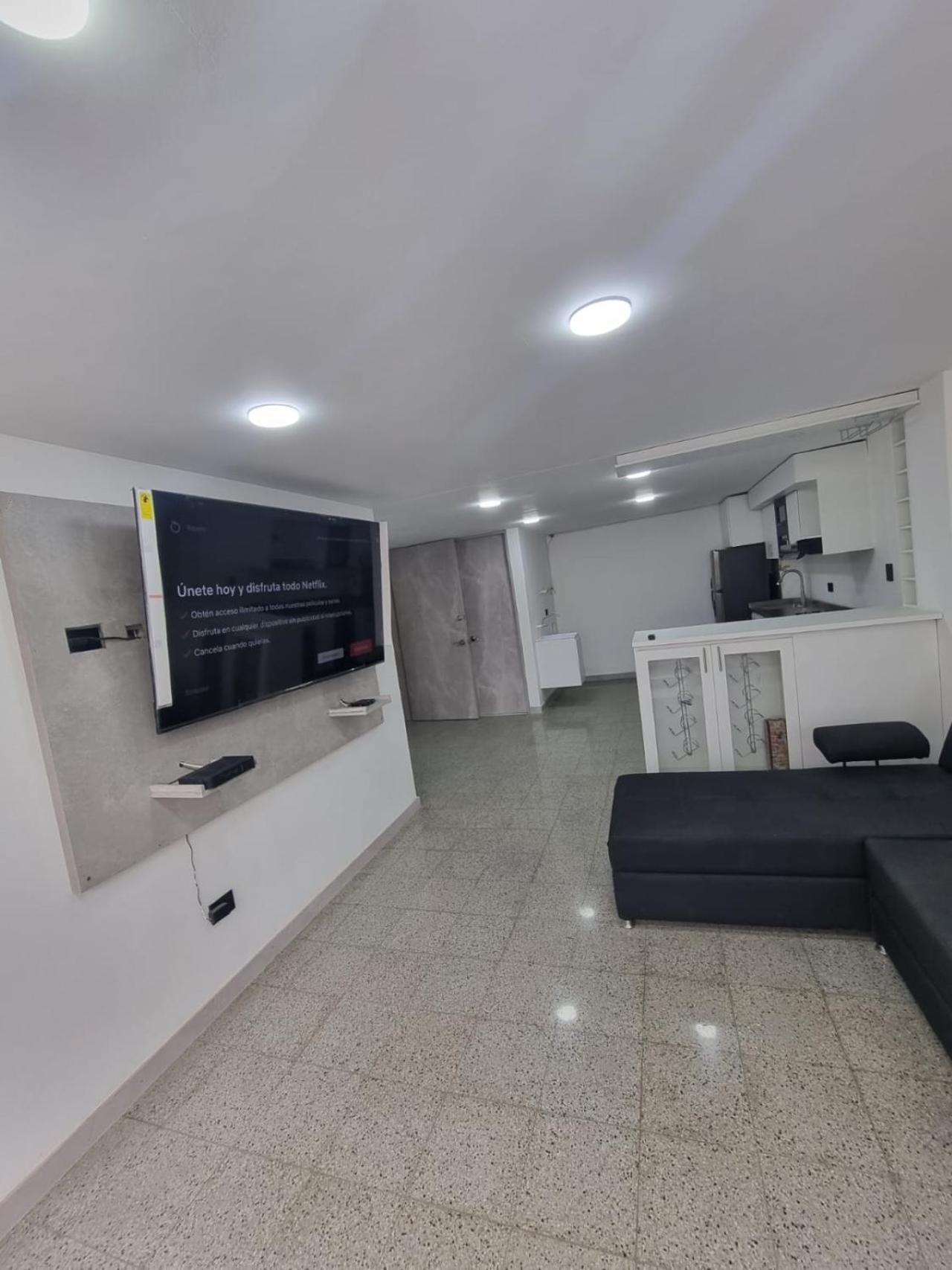 2-minutes walk away from La 70 Laureles.