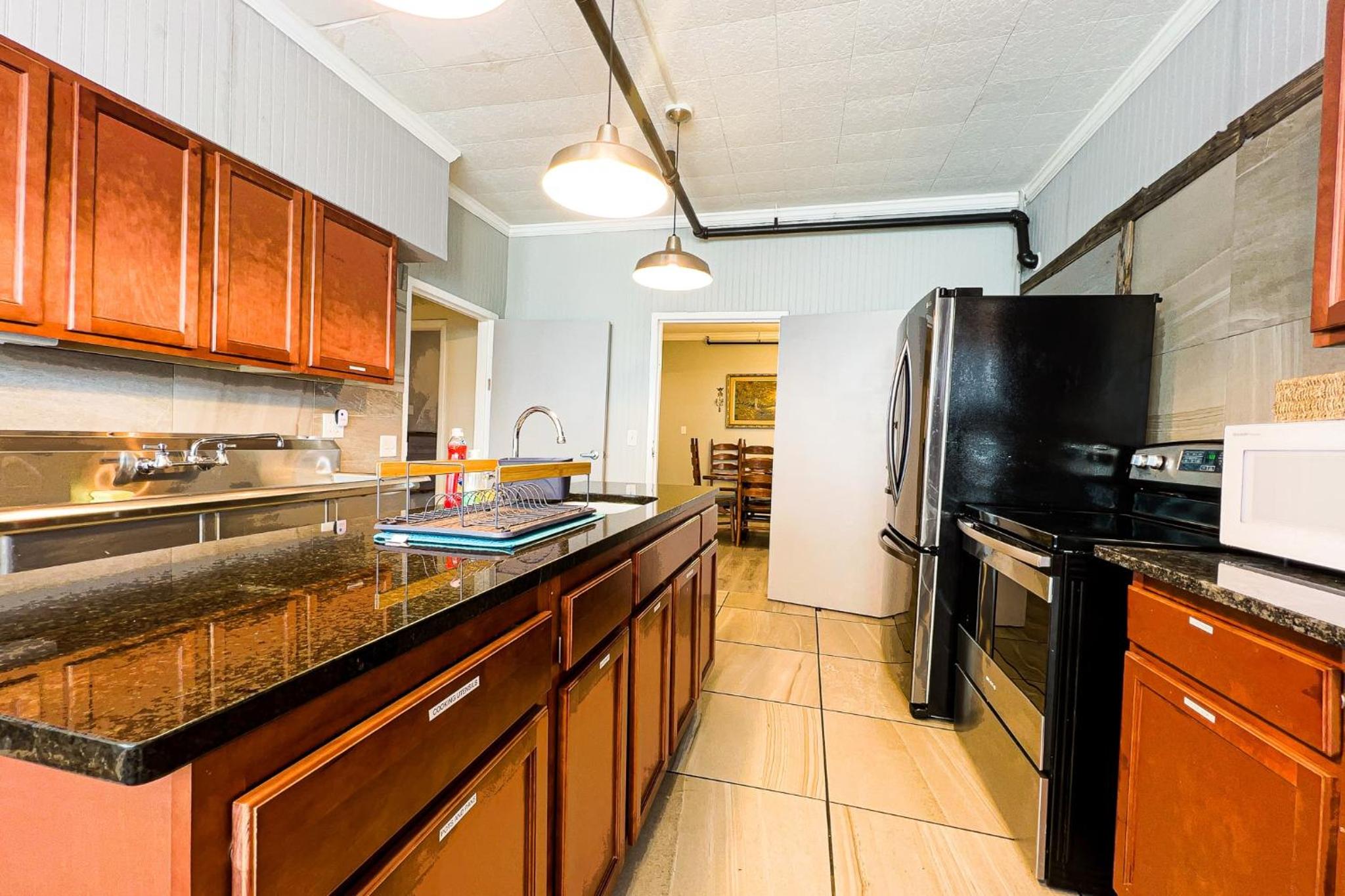 Unique Large 9BR House with 3 Bath Close to the falls view 4