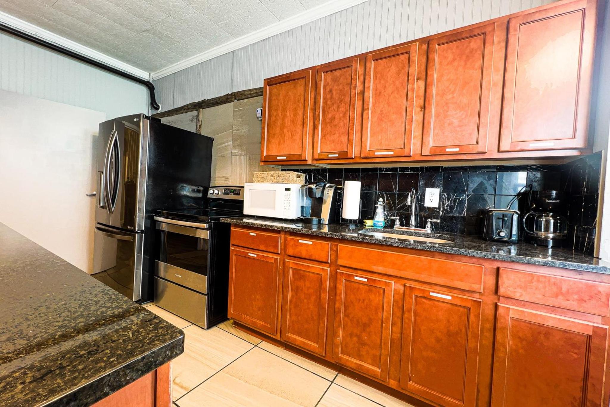 Unique Large 9BR House with 3 Bath Close to the falls view 5