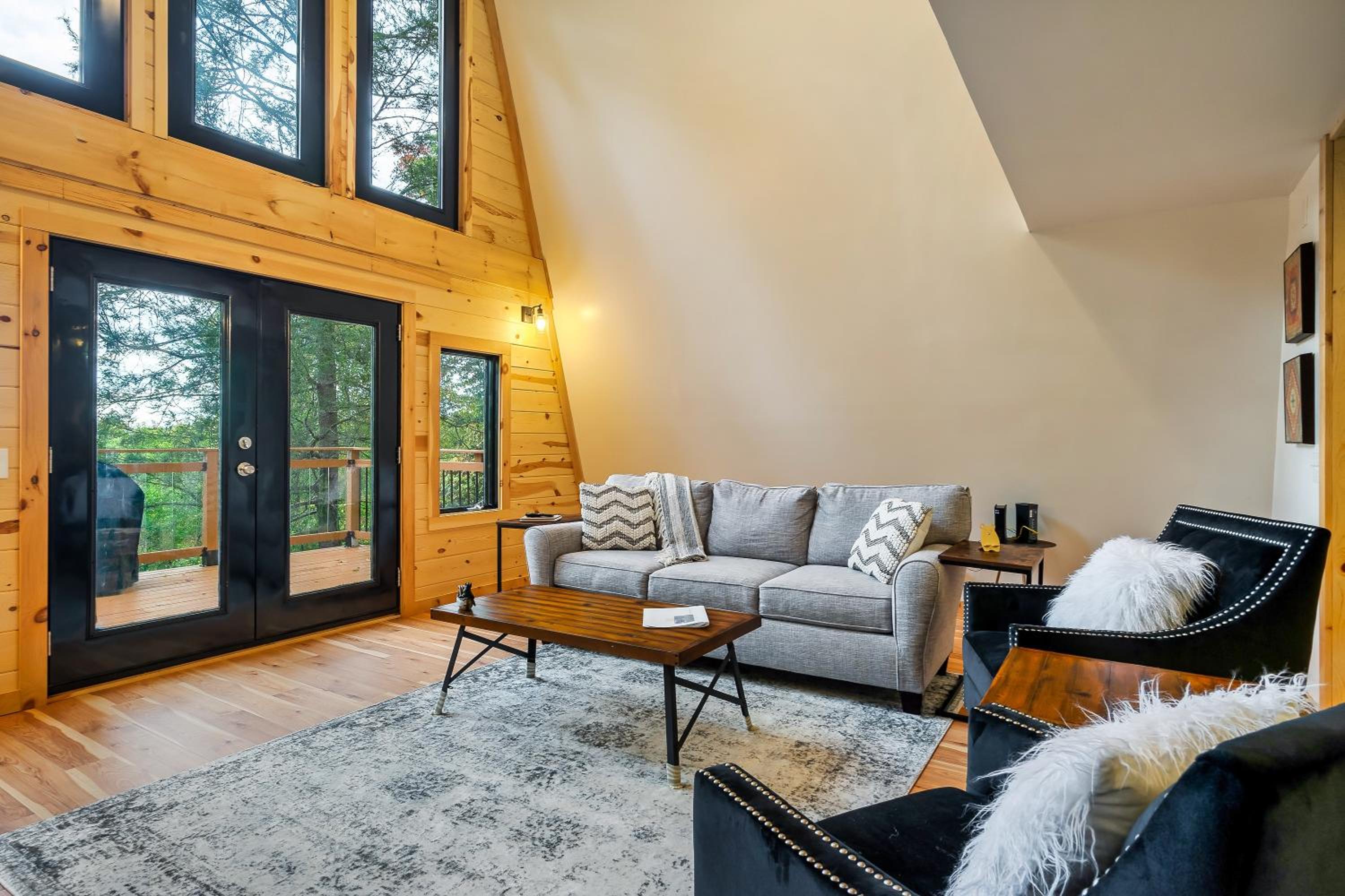 Secluded Mtn view New! 10 mins to Gatlinburg or Park view 4