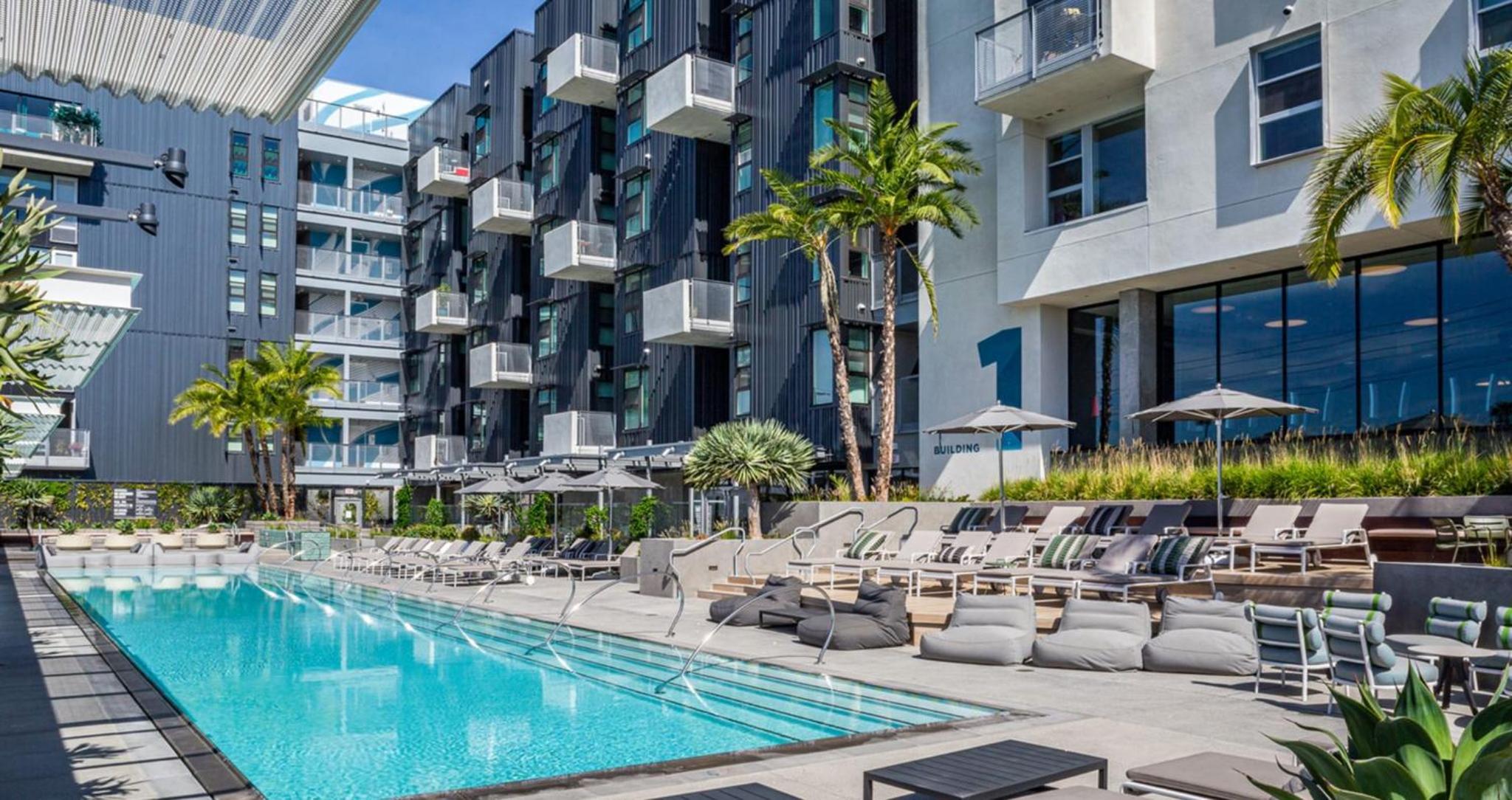 Cozy Apartment in the Heart of LA - Image 3