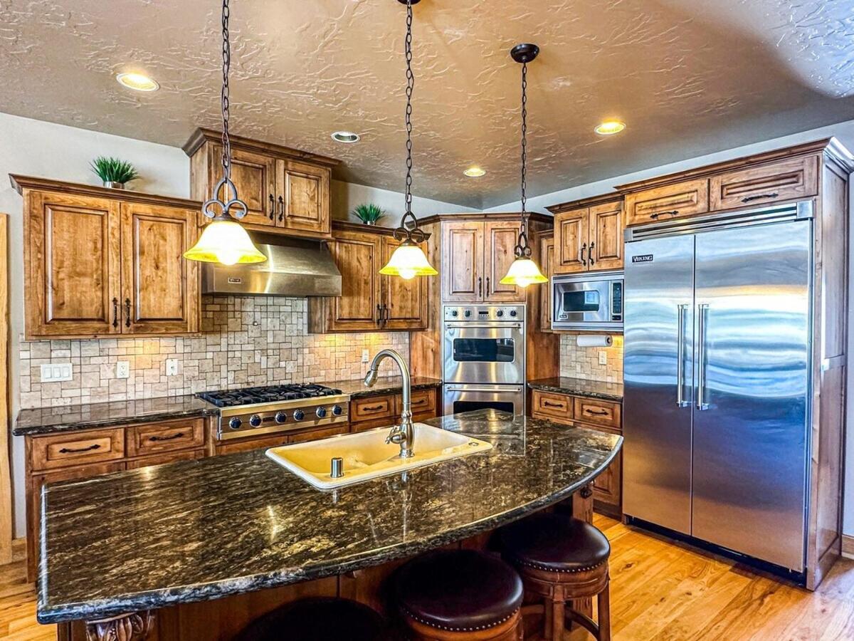 Large Luxury Lodge Sleeps 14, Fire Pit & Views! view 4