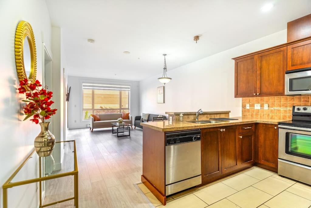 Private apartment with 2 bedrooms, 2 bathrooms, living area, laundry included