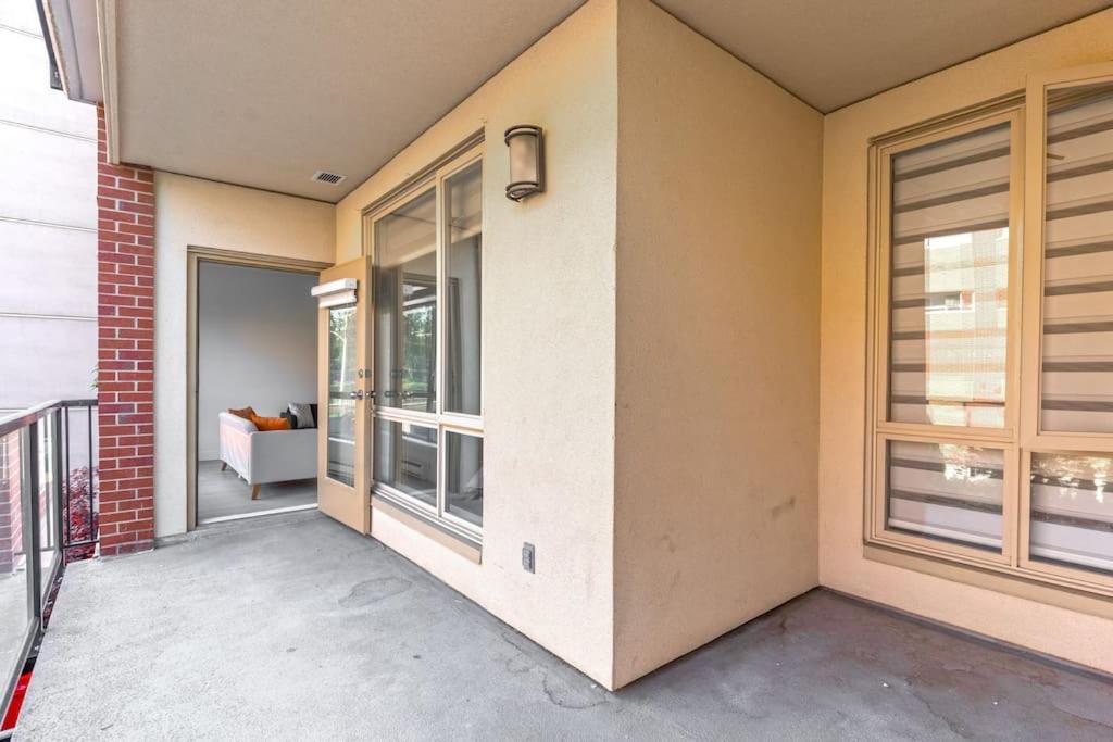 Private apartment with 2 bedrooms, 2 bathrooms, living area, laundry included