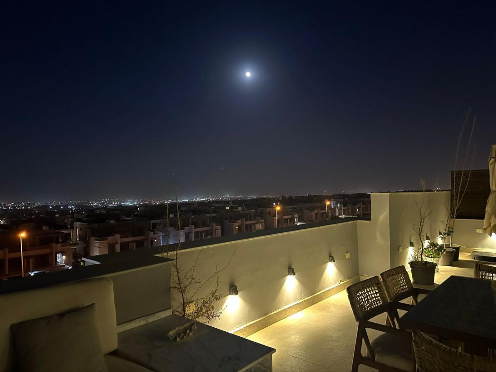 Beautiful Rooftop Retreat in Zayed
