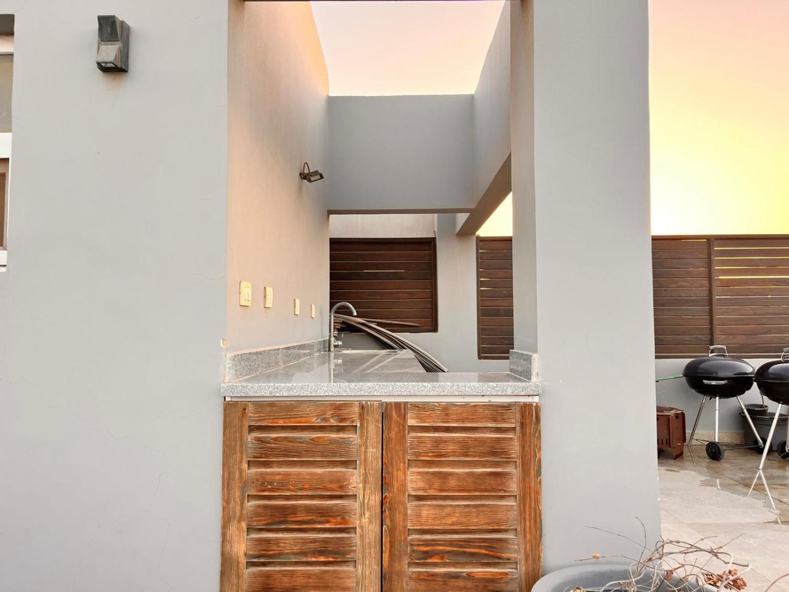 Beautiful Rooftop Retreat in Zayed