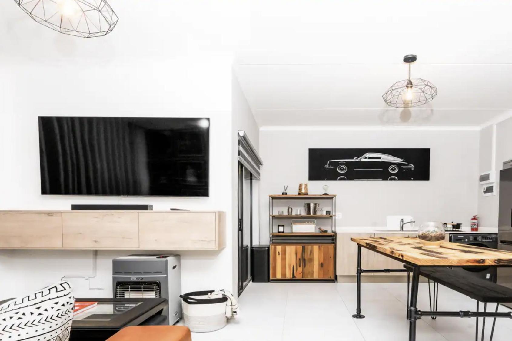 Midrand Classy & Eclectic 1-Bed w/Throwback Vibes view 2