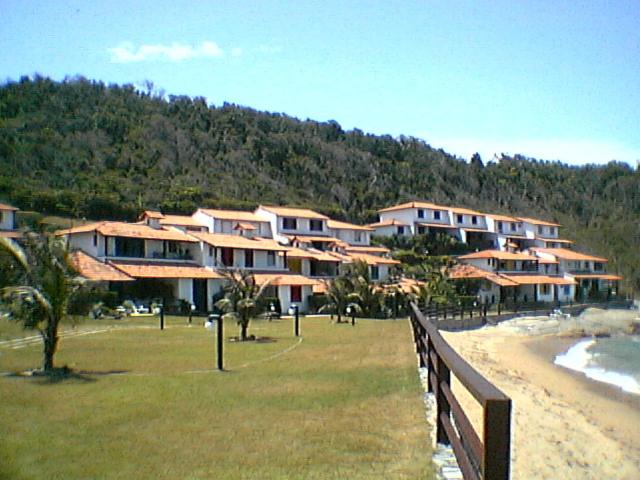Casa frontal mar em condominio
