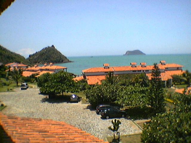 Casa frontal mar em condominio