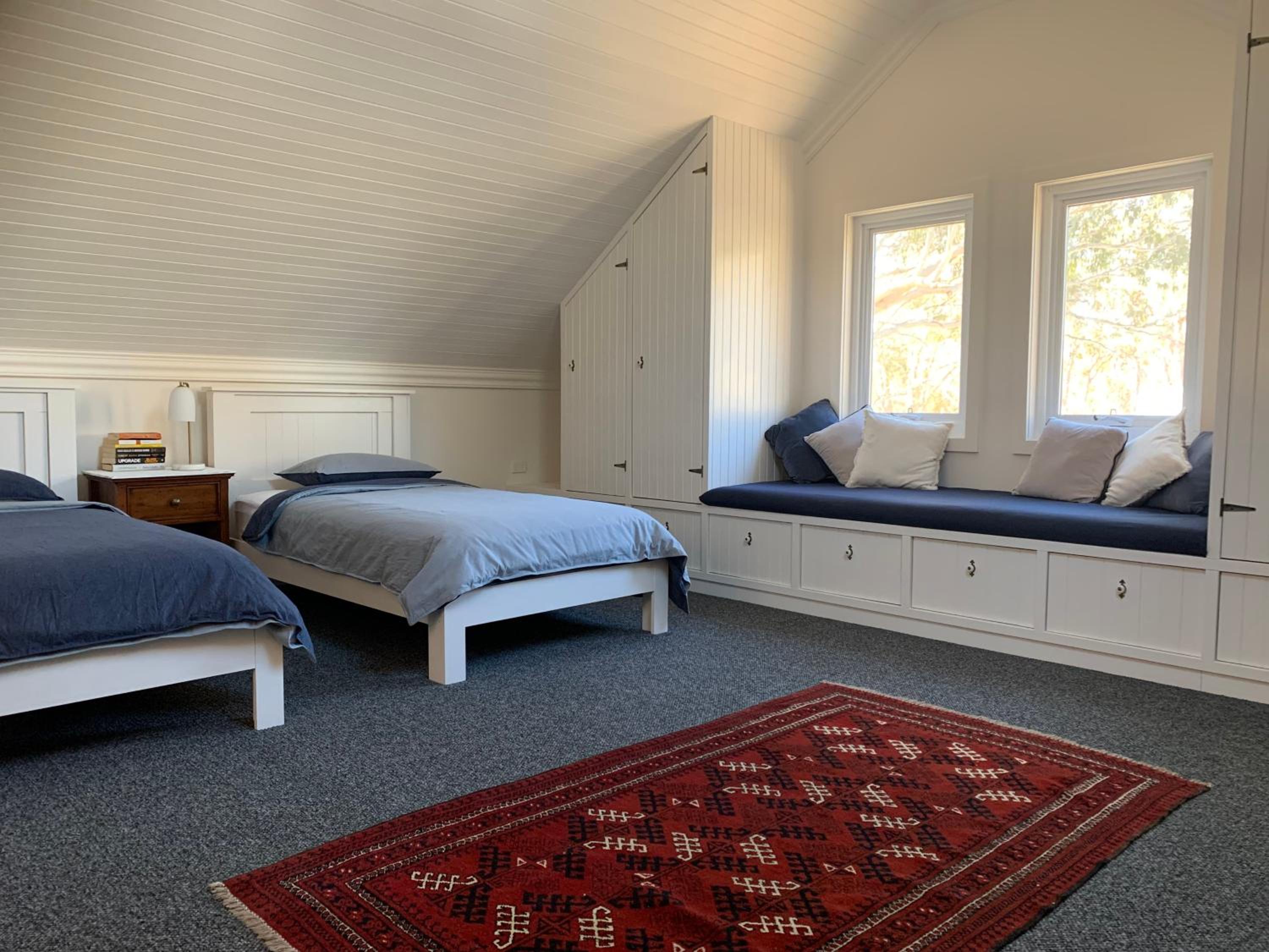 Summit House Armidale - 2 or 4 Bedrooms