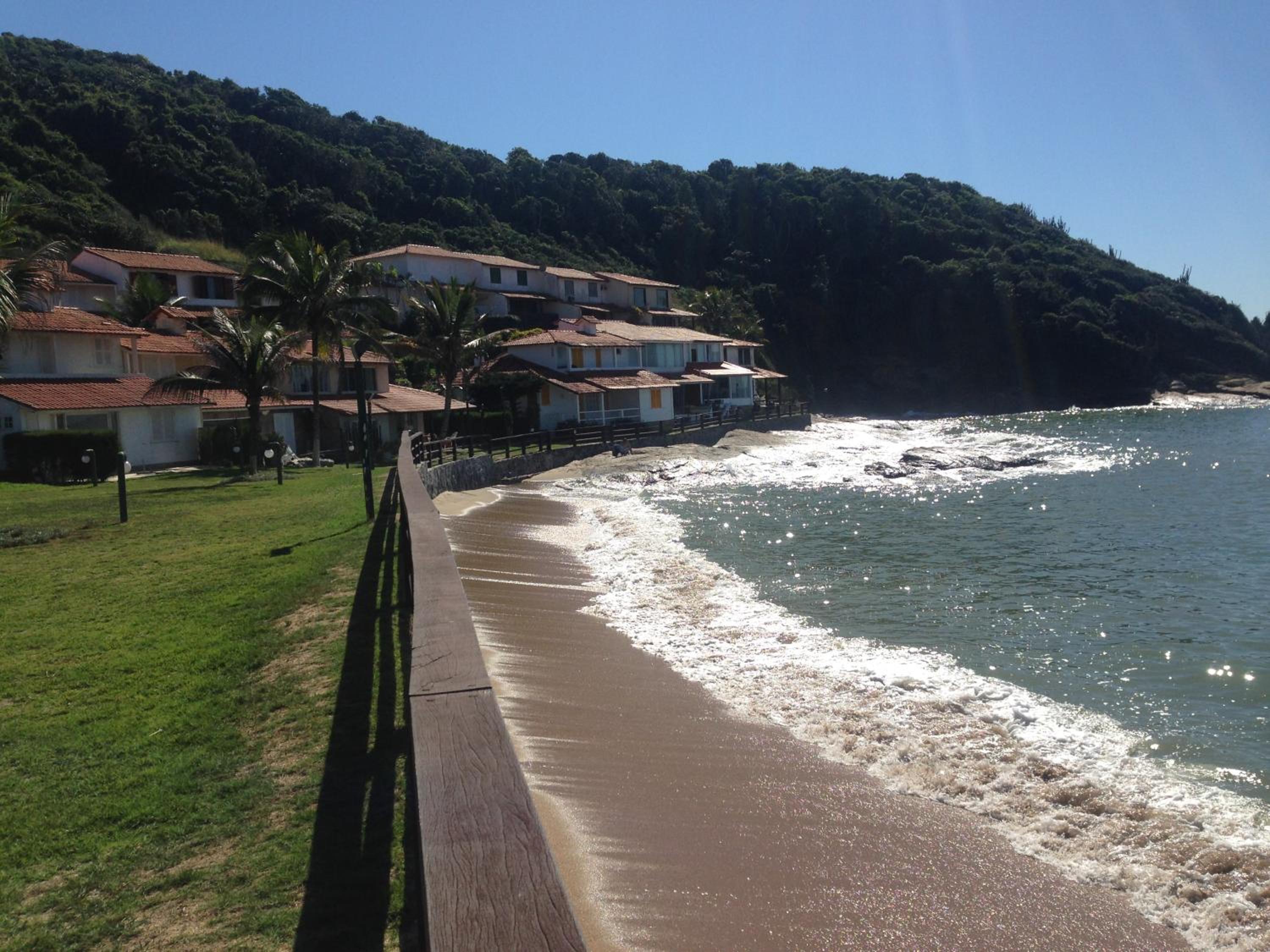 Casa frontal mar em condominio