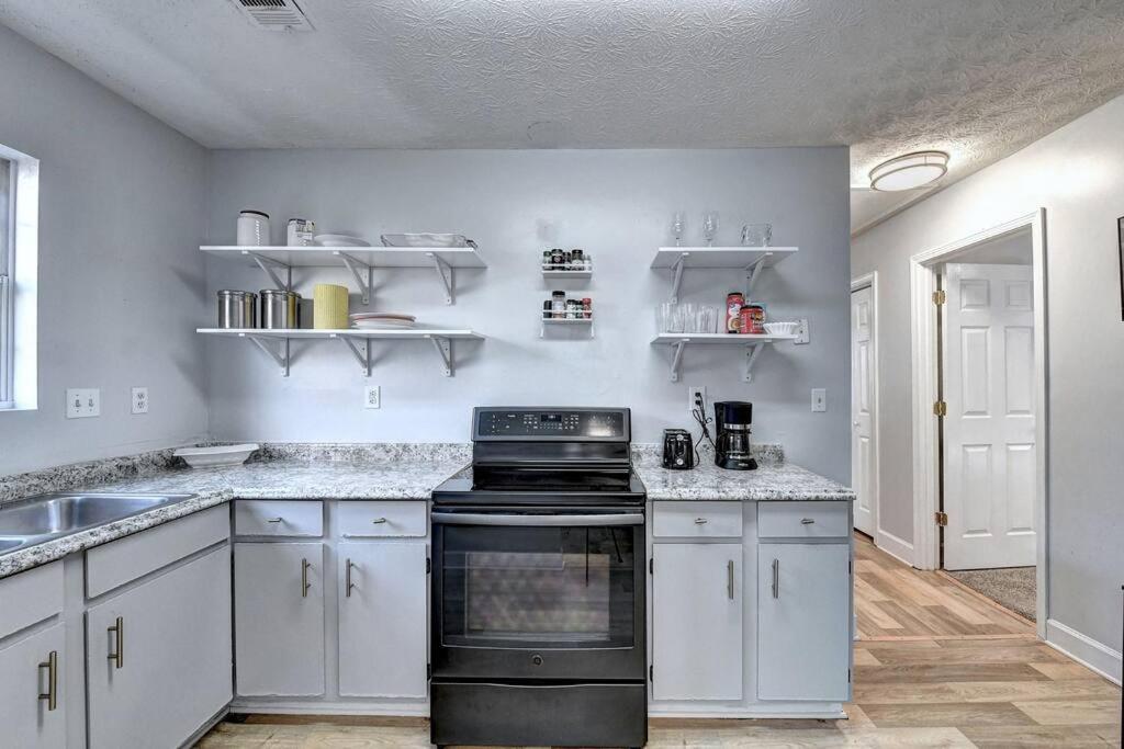 Gorgeous 5-bedroom home in Midtown- sleeps 15 view 2