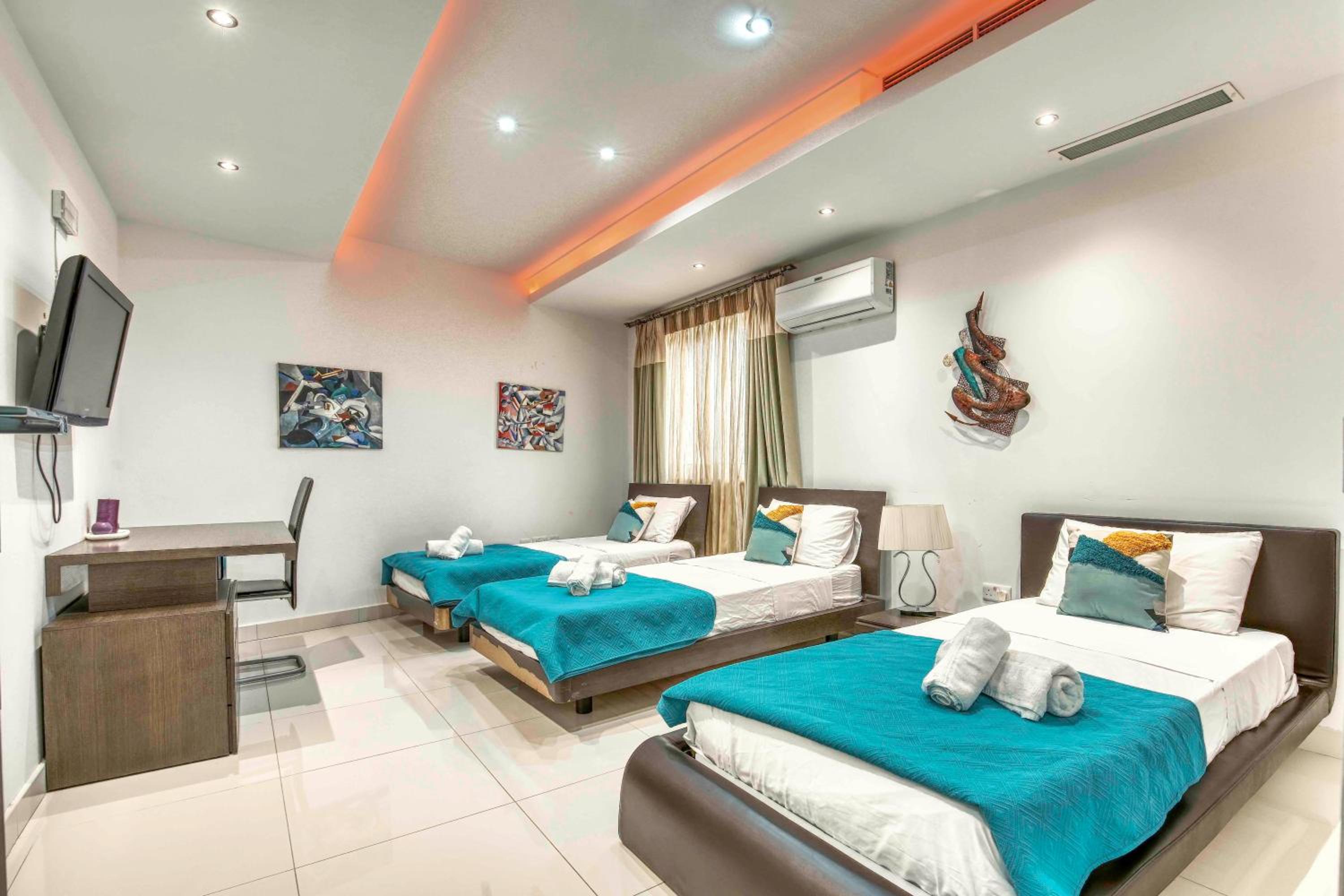 Oceanfront 3BR Penthouse Luxury & Views in Sliema view 4