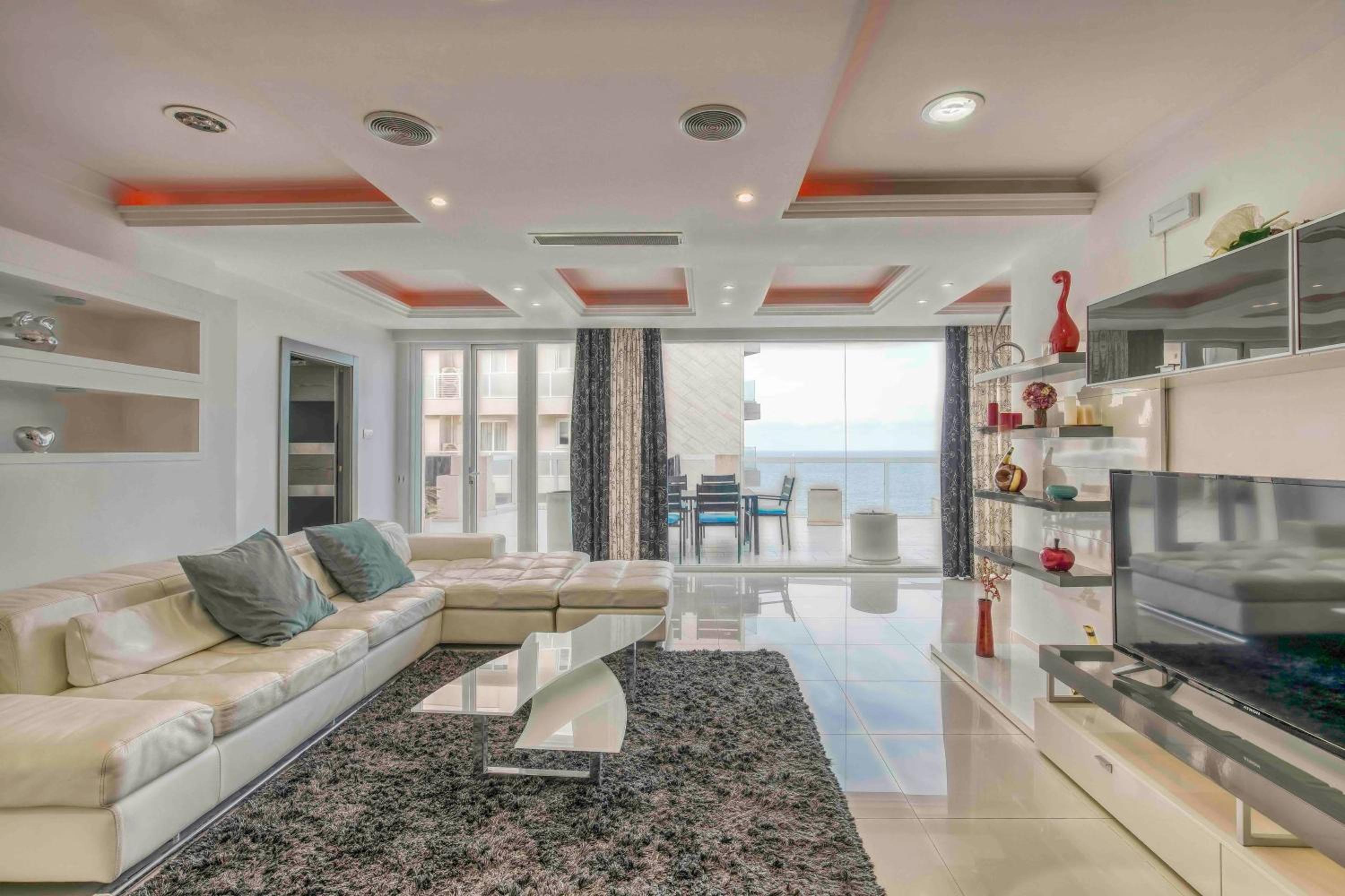 Hotel Oceanfront 3BR Penthouse Luxury & Views in Sliema - Image 1