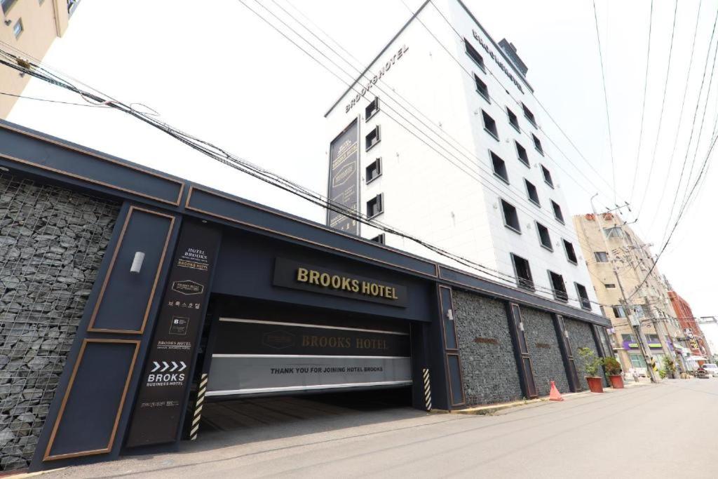 Brooks Business