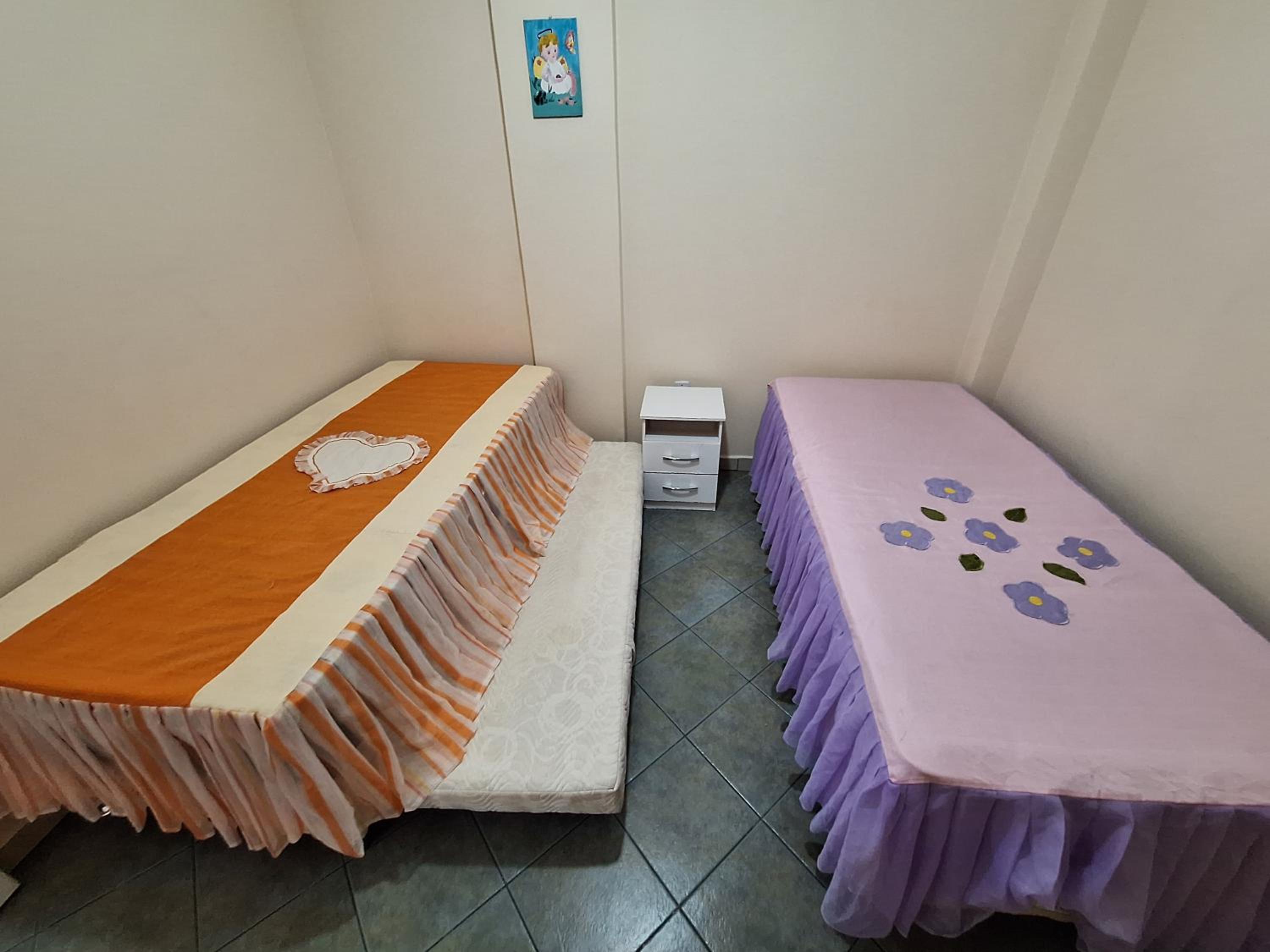 Apto terreo frente com 2 qtos a 200 mt praia Bombas