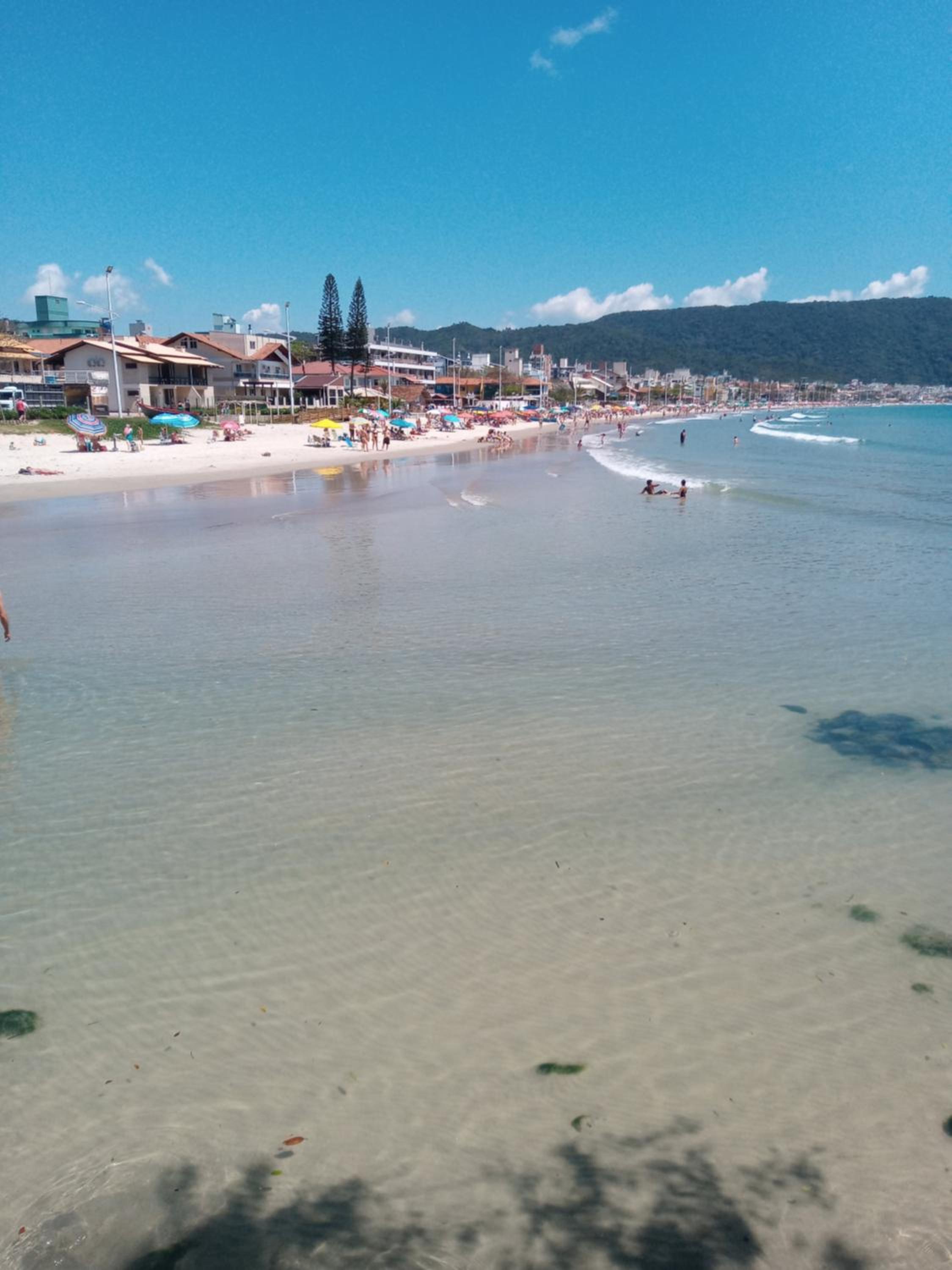 Apto terreo frente com 2 qtos a 200 mt praia Bombas