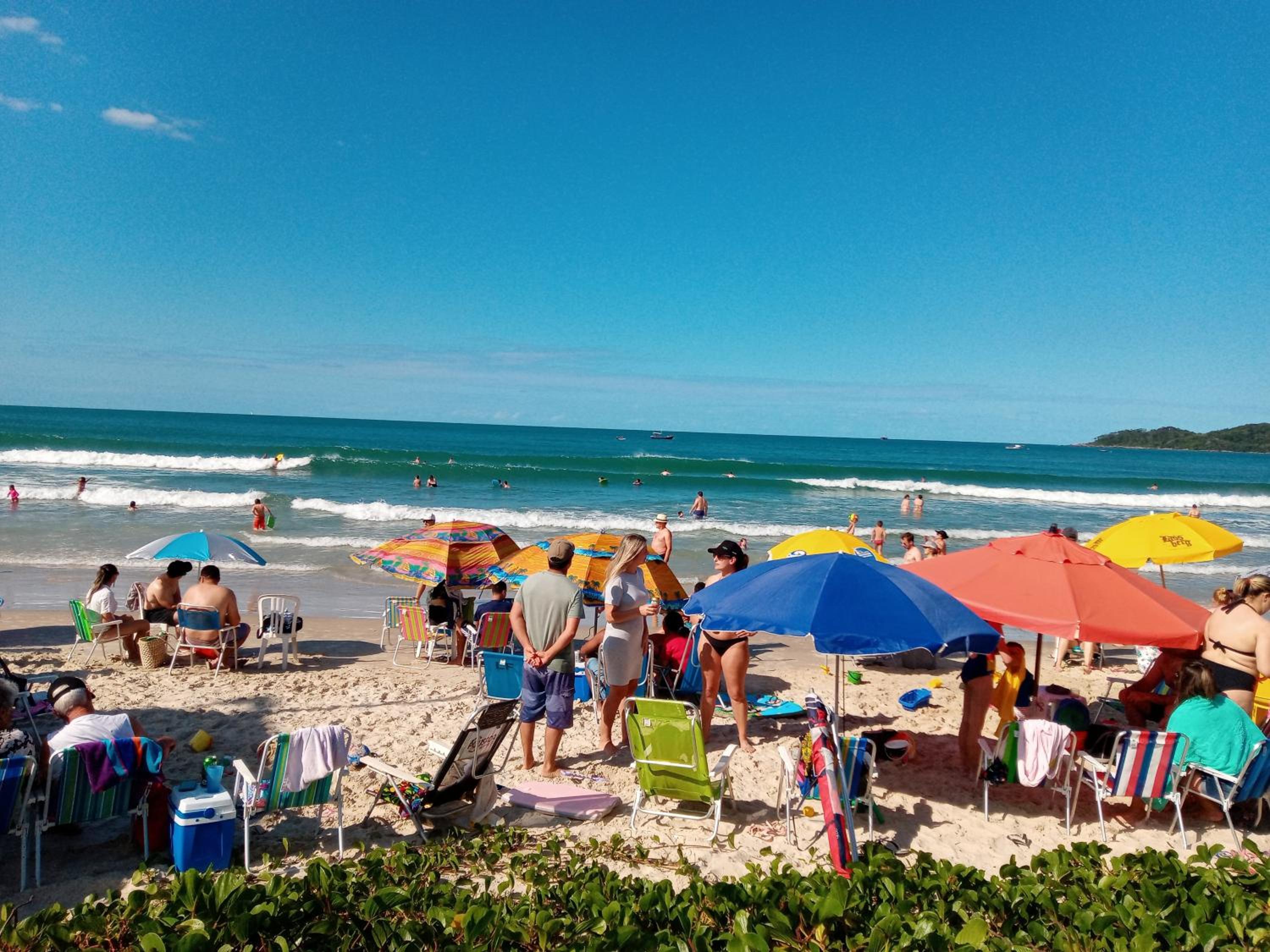 Apto terreo frente com 2 qtos a 200 mt praia Bombas
