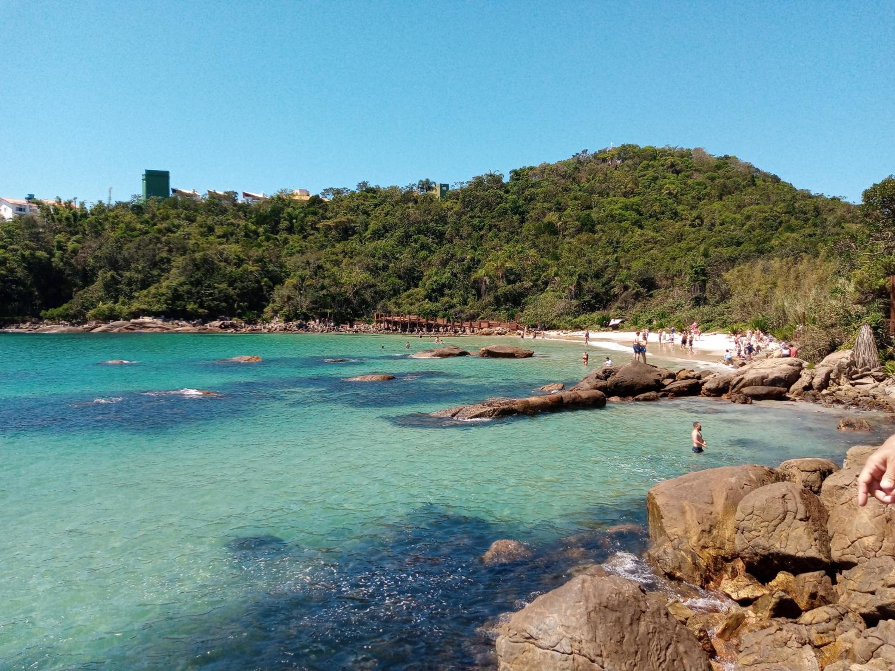 Apto terreo frente com 2 qtos a 200 mt praia Bombas